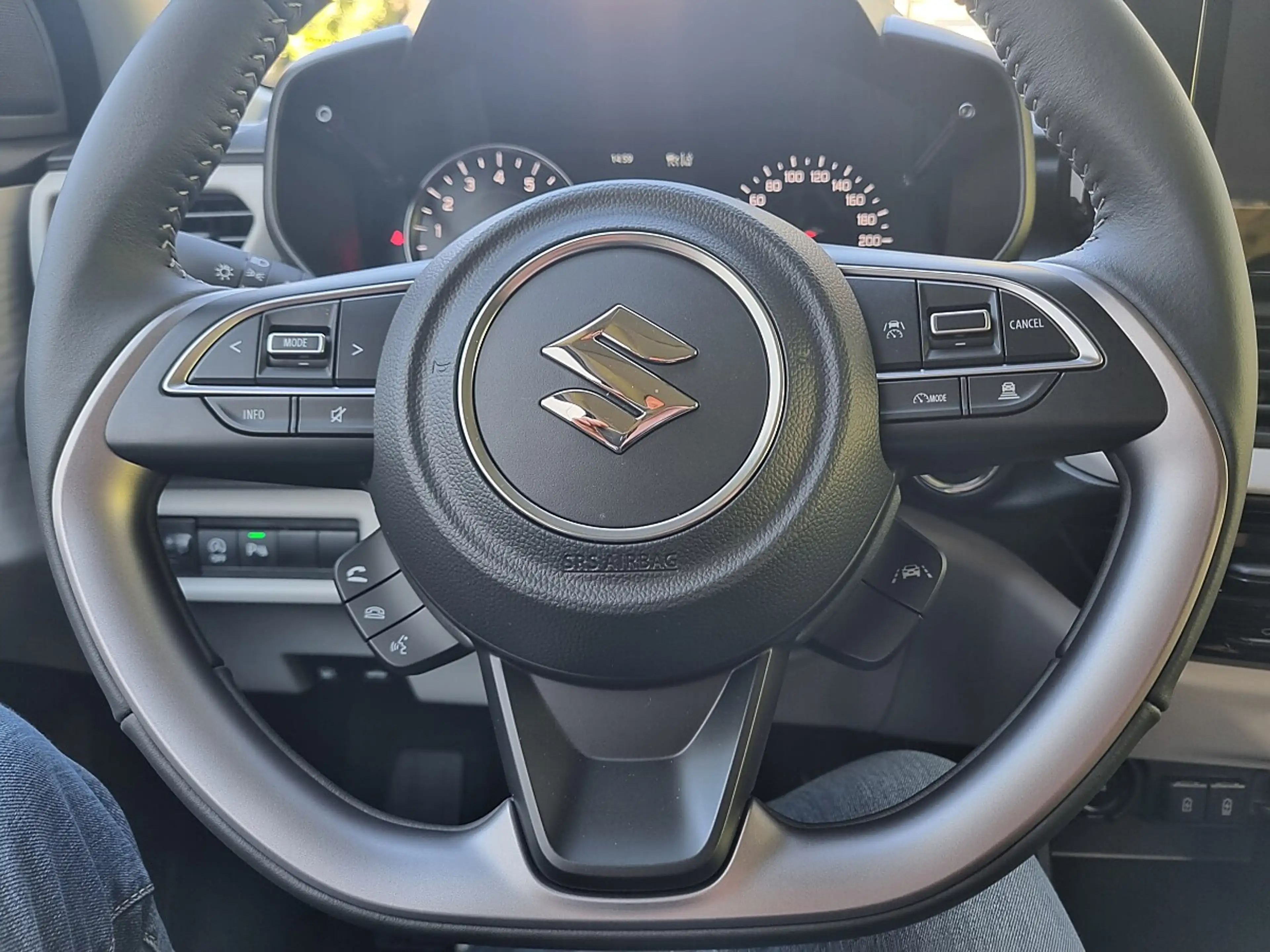 Suzuki Swift 1,2 Hybrid Shine — photo 9