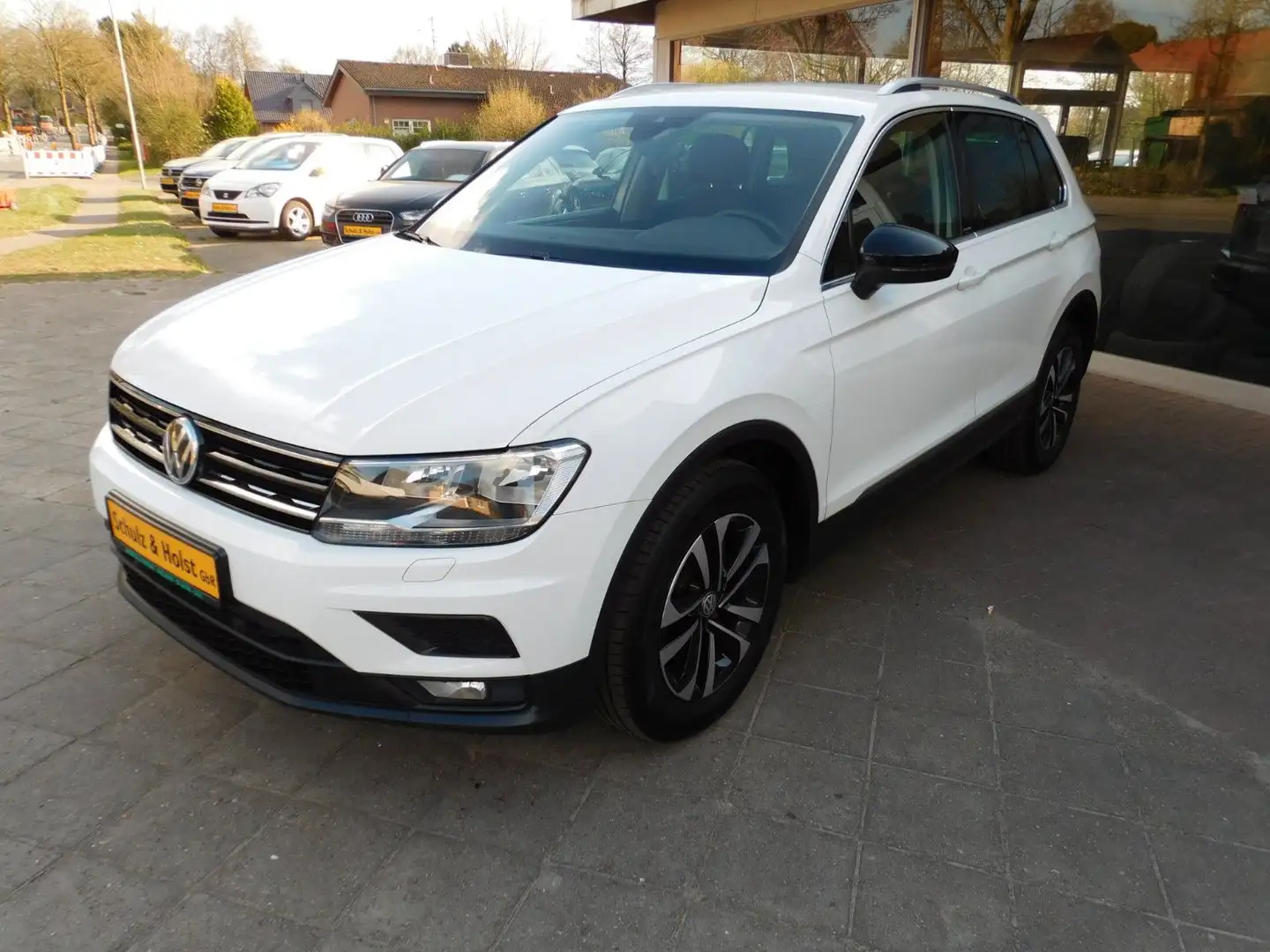 Volkswagen Tiguan IQ.DRIVE schwenkb.AHK NAVI Weiß - 1