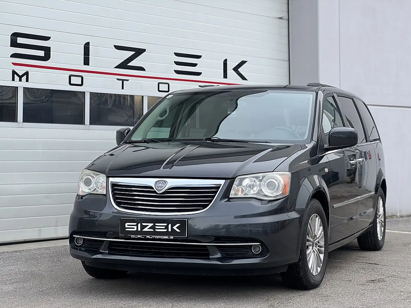 Lancia Voyager 2,8 CRD S |7SITZER|AHK|XENON|NAVI|RFK Grau - 1