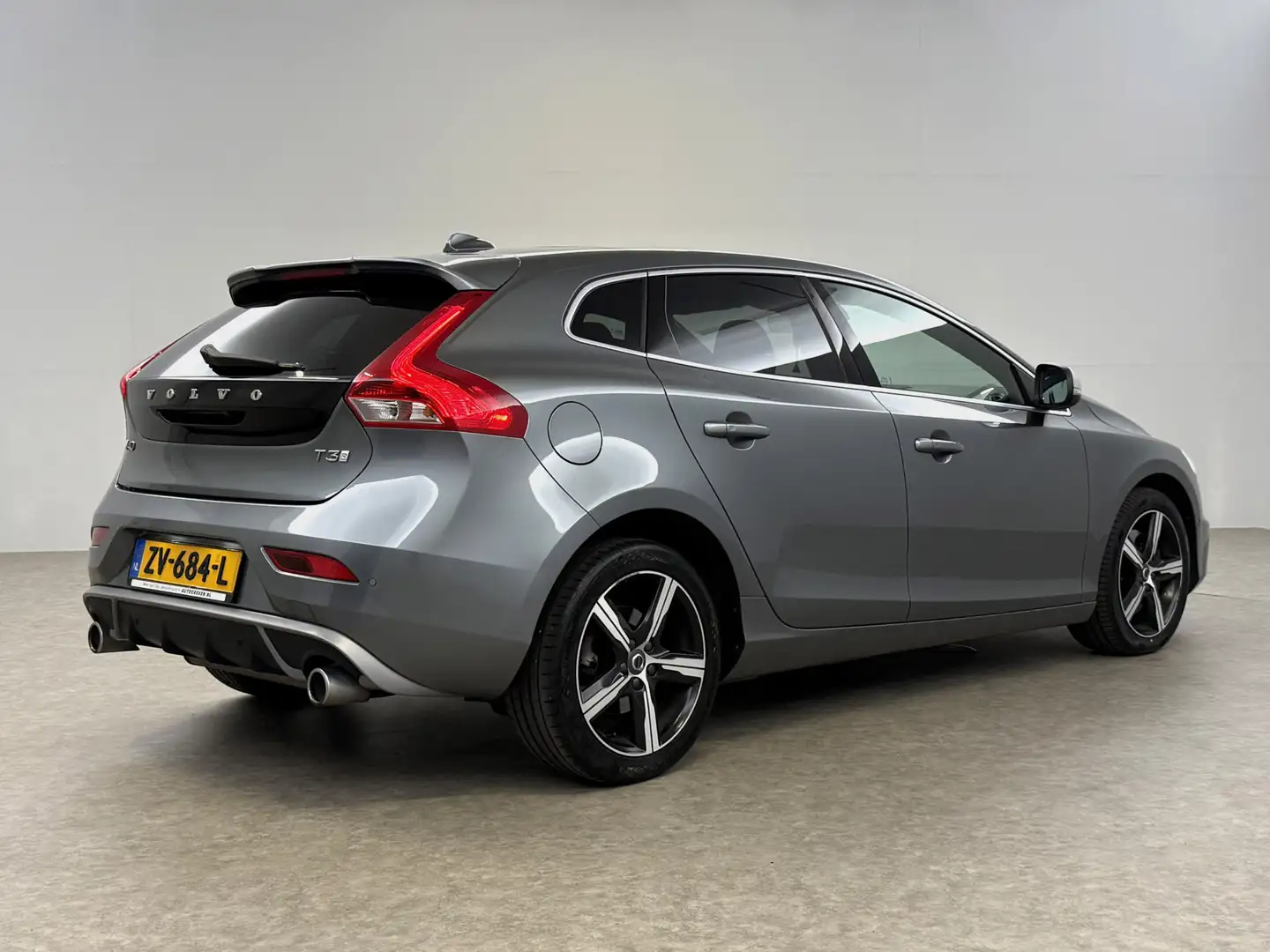 Volvo V40 1.5 T3 153PK Polar+ Sport Pano Harman/Kardon LED C Grijs - 2