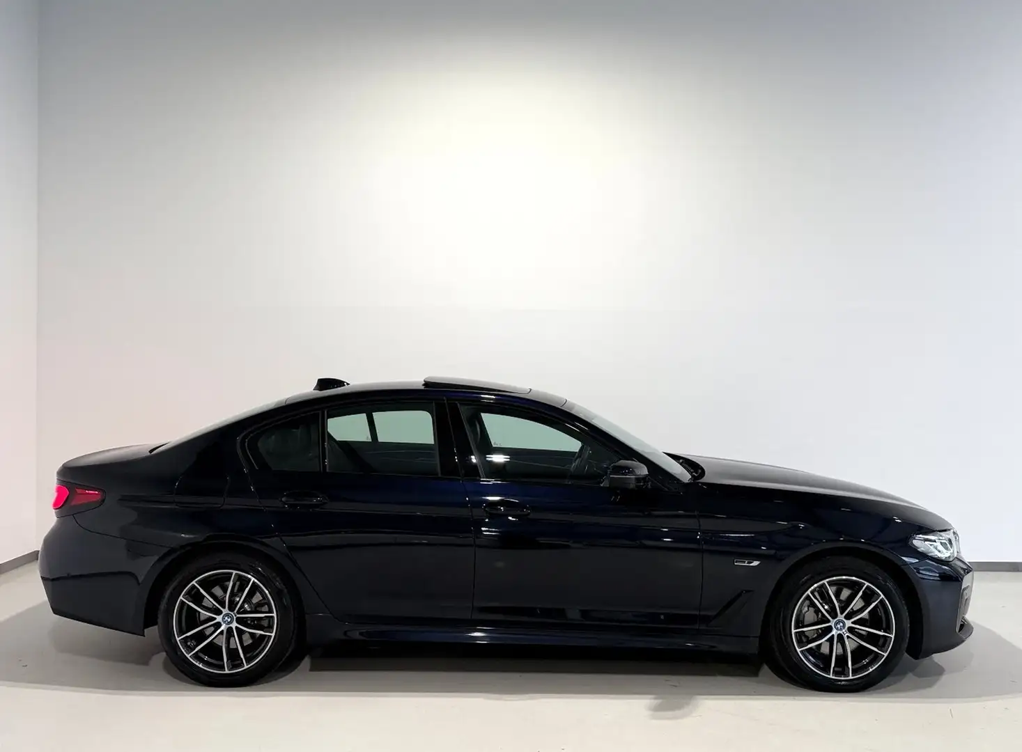 BMW 530 e xDrive G30 LCI Aut/M-Sport/Schiebedach/HEAD-UP Schwarz - 2