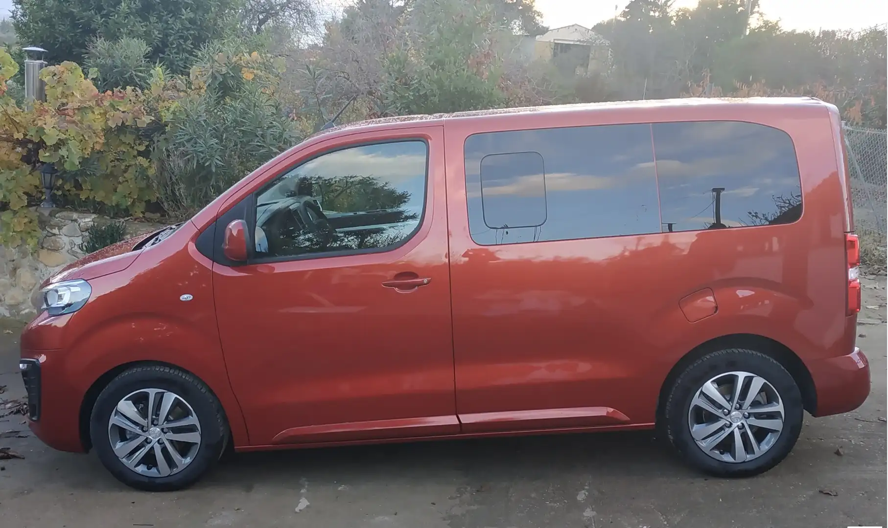 Peugeot Traveller Traveller 1.6BlueHDI Active Compact 115 Active Червоний - 2