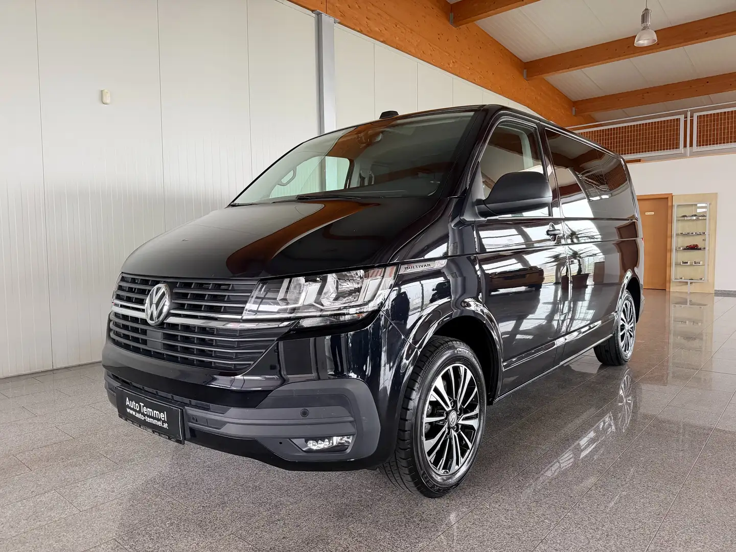 Volkswagen T6.1 Multivan Multivan Trendline 4MOTION Negro - 2