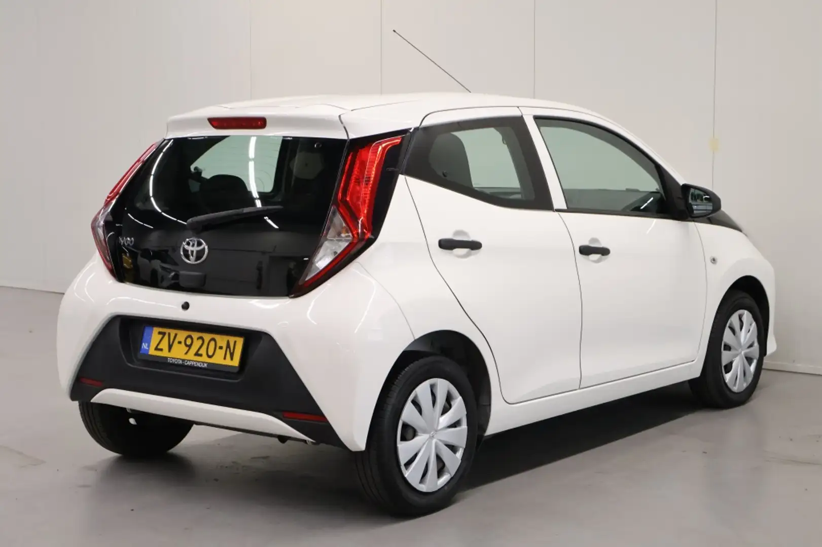 Toyota Aygo 1.0 VVT-i x-fun Weiß - 2