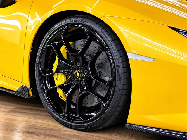Lamborghini Huracan view 5