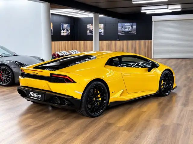 Lamborghini Huracan view 9