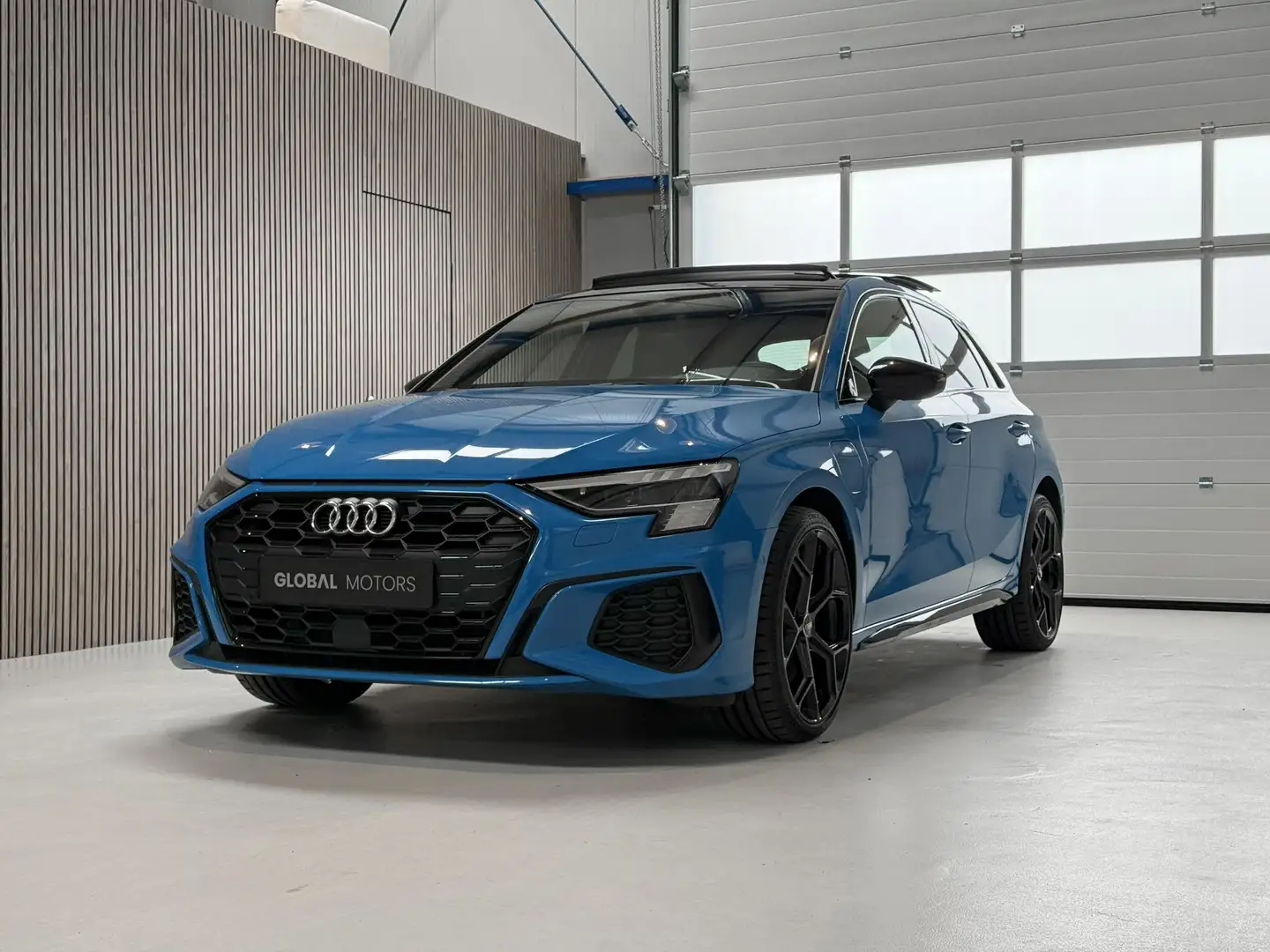 Audi A3 Sportback 45 TFSI e S edition Competition 245PK - Bleu - 1