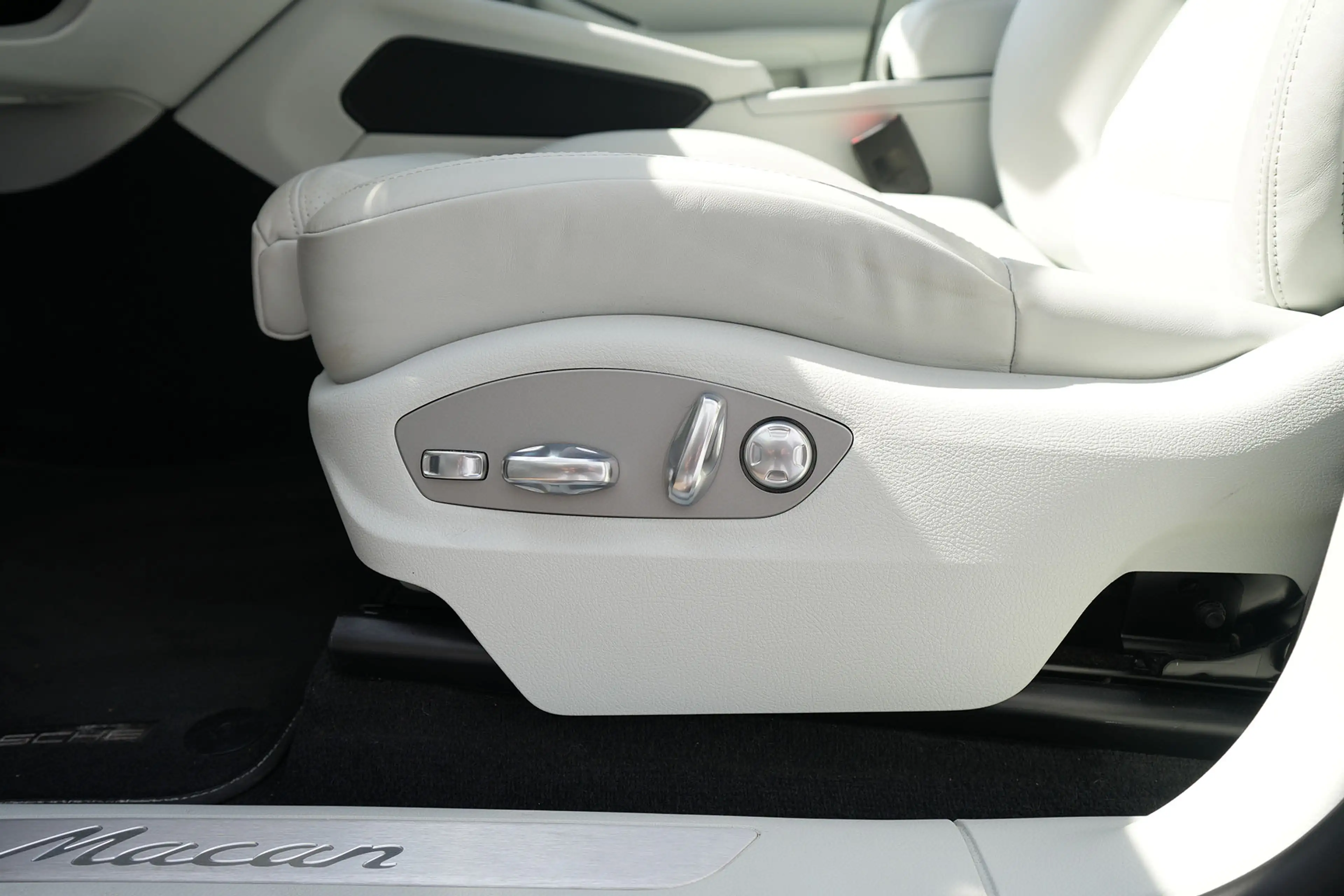 Porsche Macan MACAN LEDER KREIDE-ACC-LUFTF.-PANO-SPORTABGAS.-VOLL — photo 27