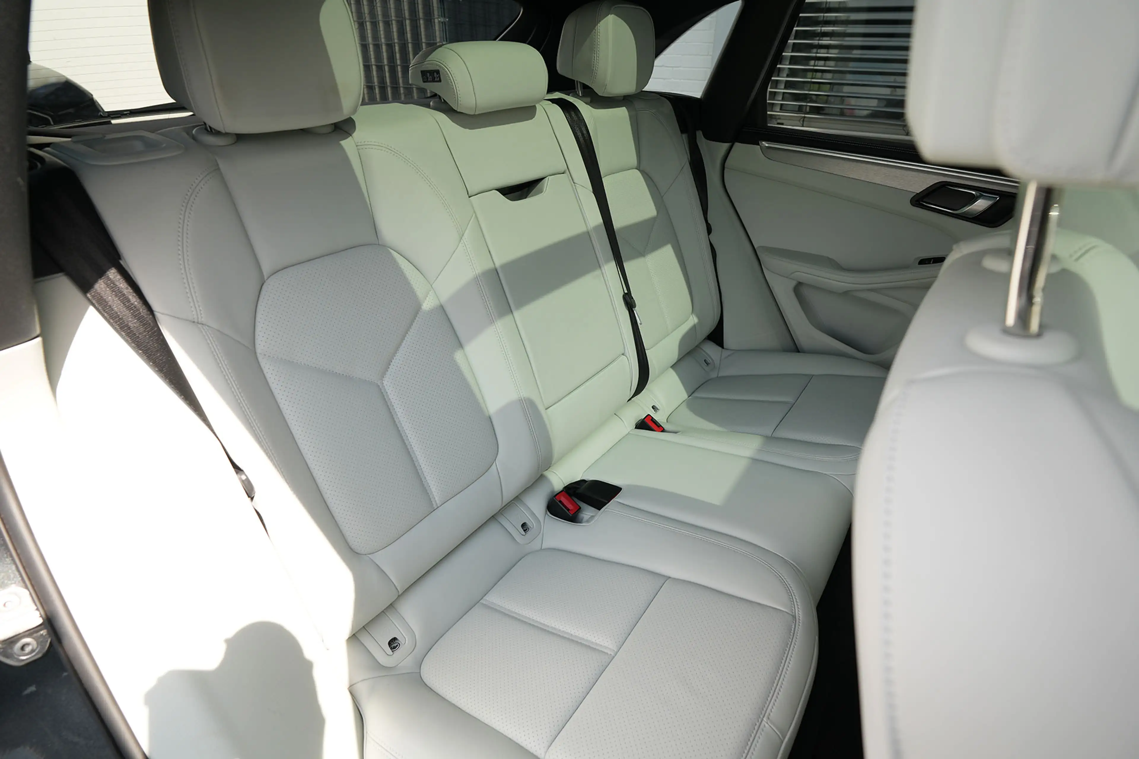 Porsche Macan MACAN LEDER KREIDE-ACC-LUFTF.-PANO-SPORTABGAS.-VOLL — photo 43