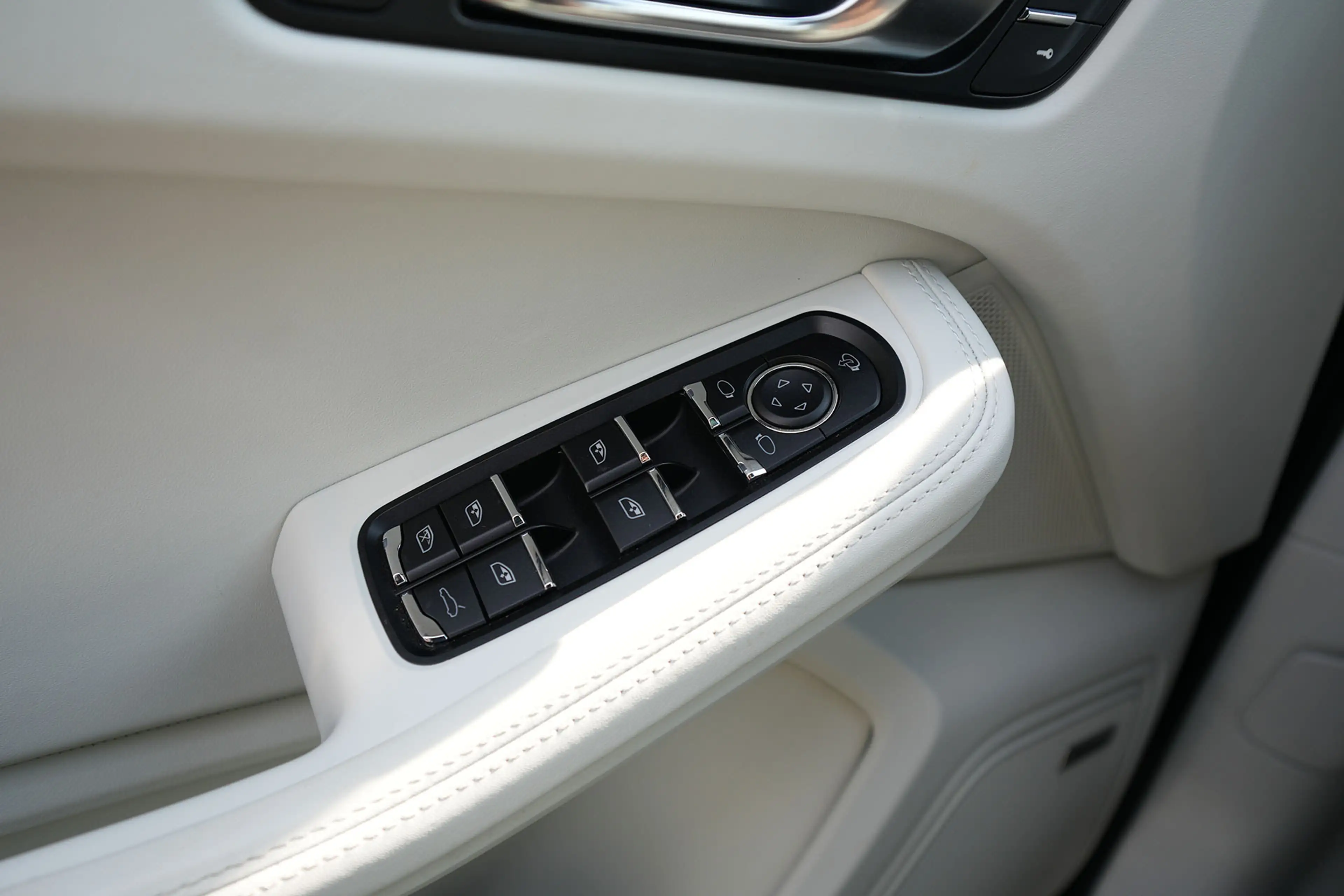 Porsche Macan MACAN LEDER KREIDE-ACC-LUFTF.-PANO-SPORTABGAS.-VOLL — photo 29