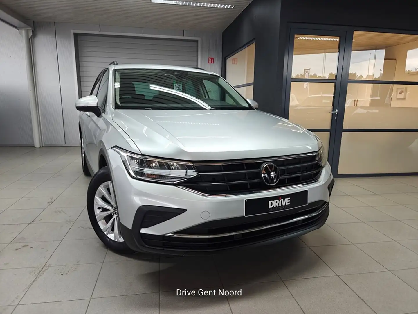 Volkswagen Tiguan TSI Active *APP/Camera/ACC/Verw.zetels* Gris - 2
