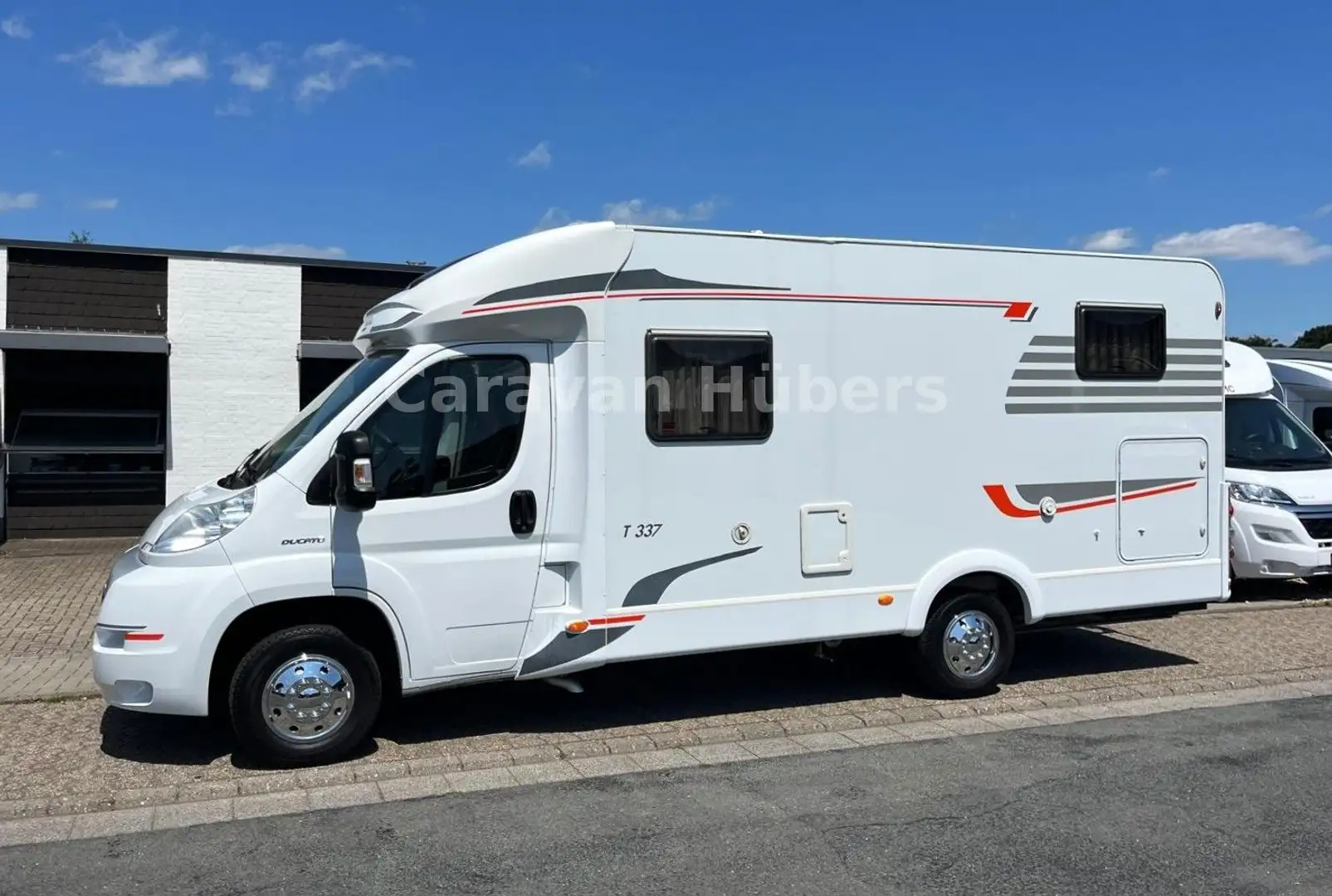 Carado T 337 - Einzelbetten - auto.Sat/TV - Klima - AHK Weiß - 1