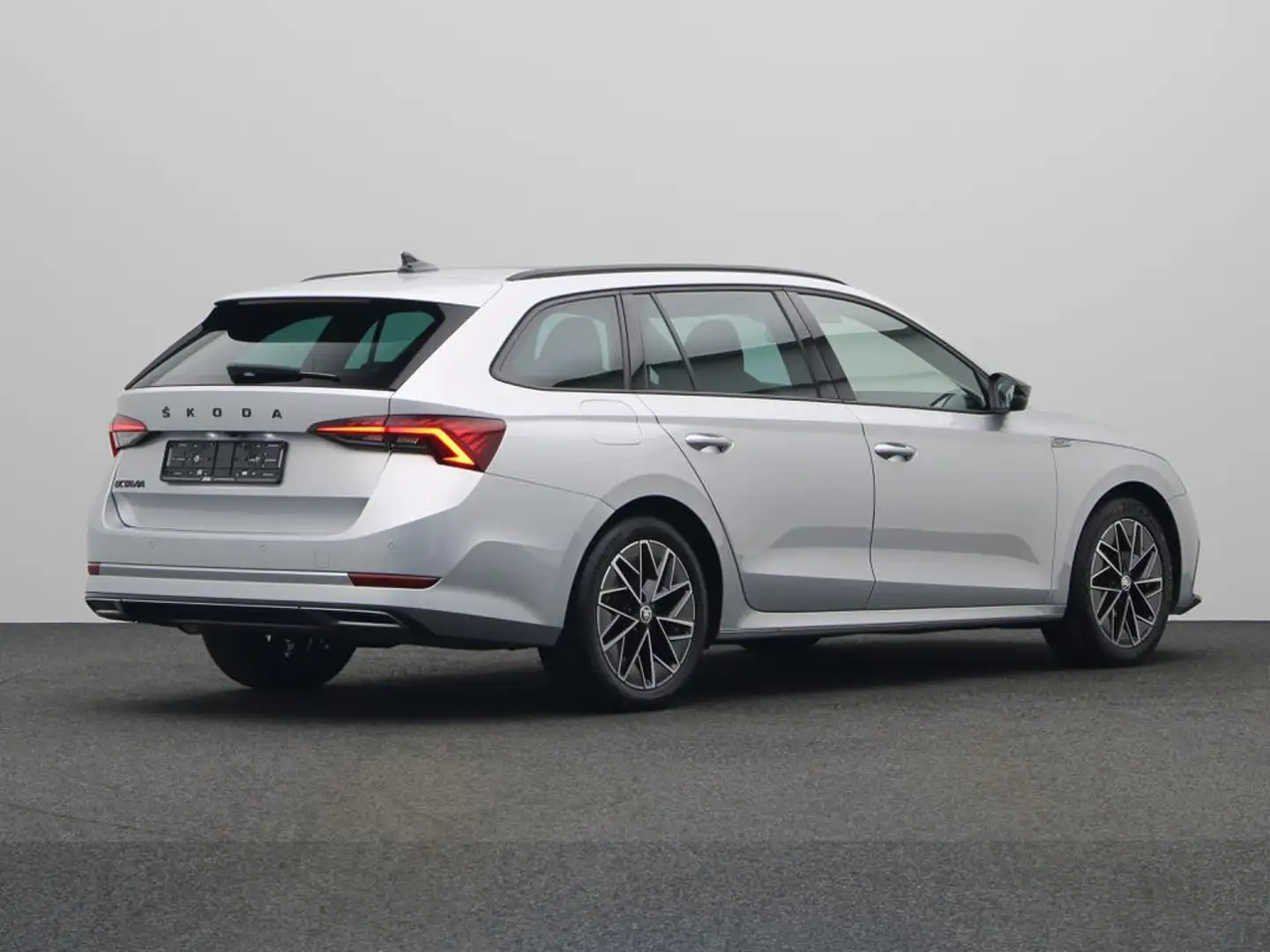 Skoda Octavia SPORTLINE 1.5 TSI 150 PK DSG-7 AUTOMAAT Zilver - 2