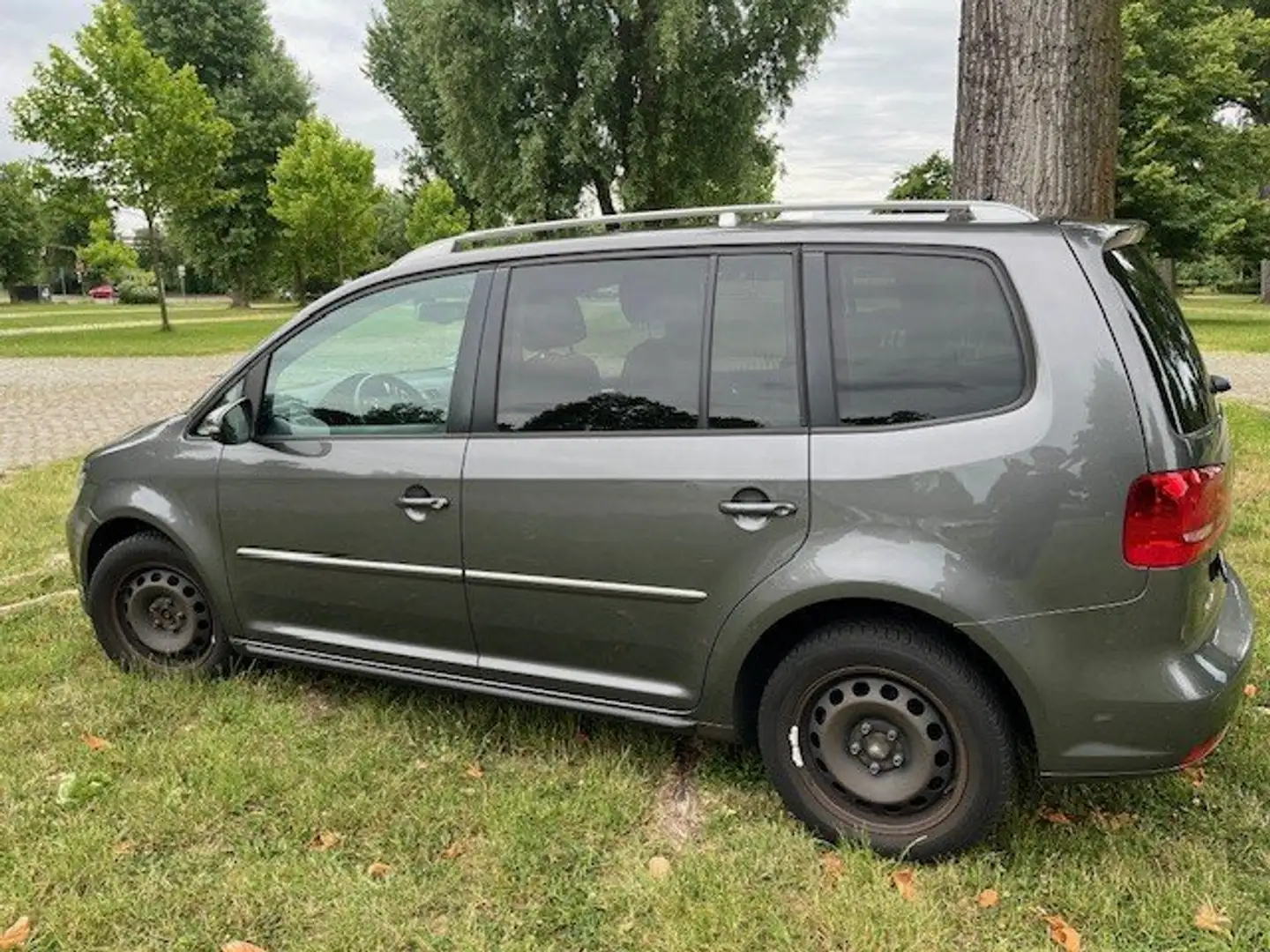 Volkswagen Touran 1.4 TSI Highline Grau - 2