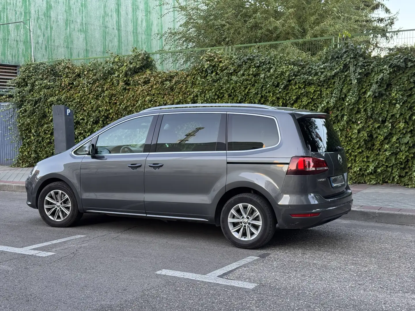 Volkswagen Sharan Sharan 2.0TDI Advance 110kW Advance Gris - 1