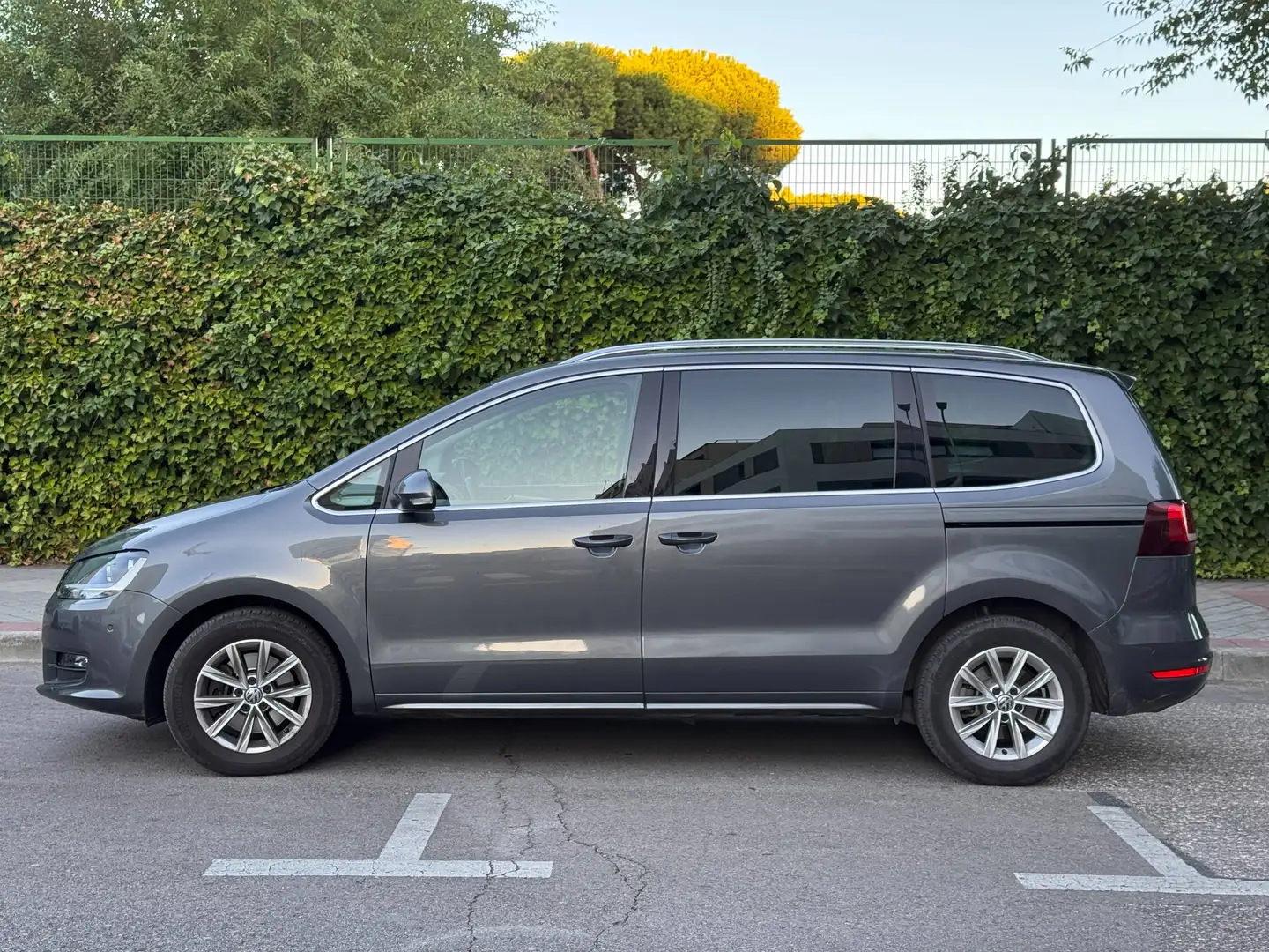 Volkswagen Sharan Sharan 2.0TDI Advance 110kW Advance Gris - 2