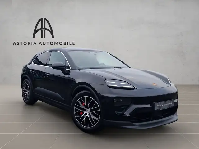 Porsche Macan view 3
