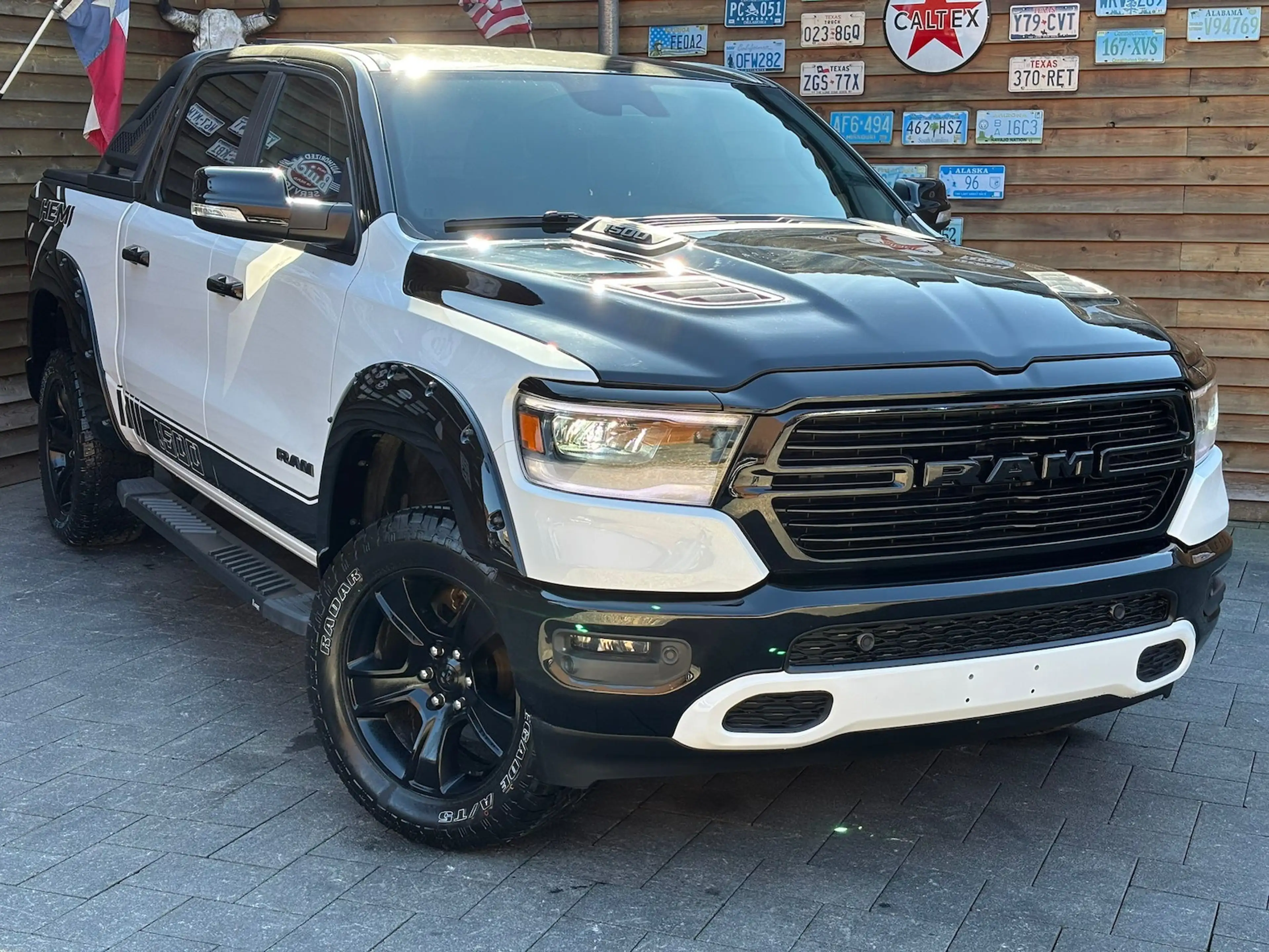Dodge RAM 1500 Laramie 5.7L 12Zoll Display 4x4 LPG AHK — photo 3