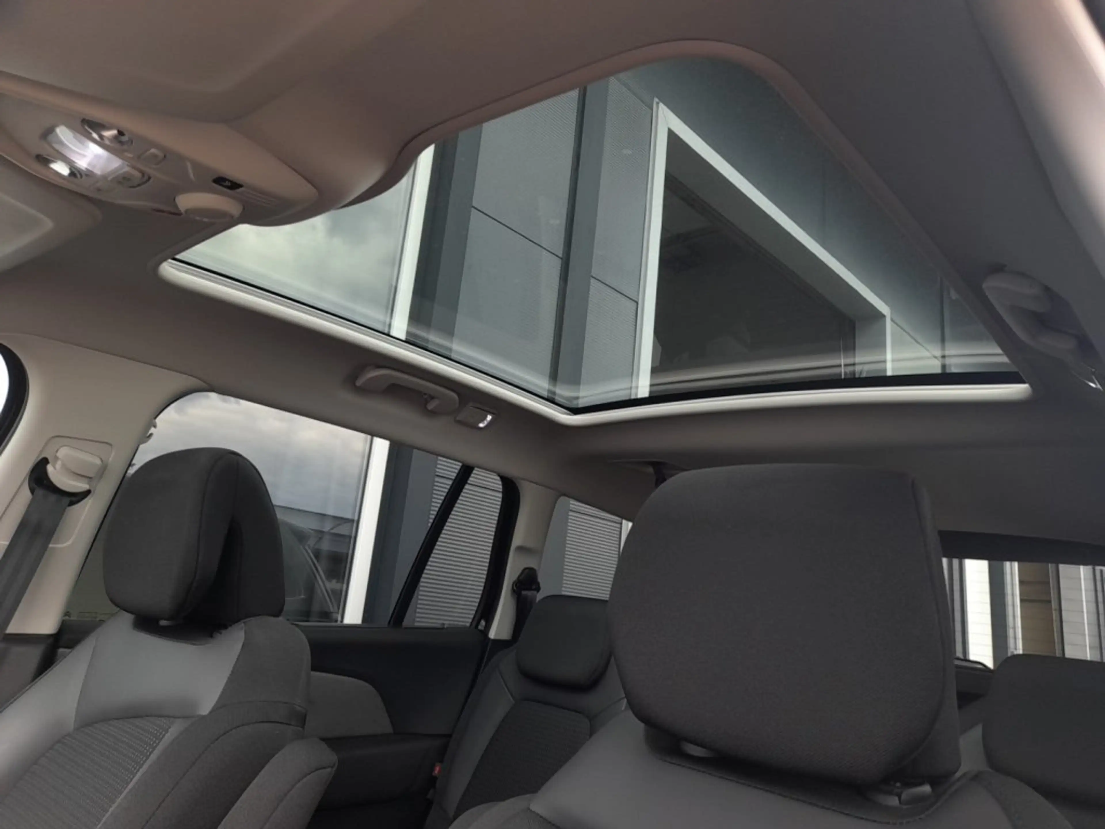 Citroen C4 SpaceTourer SHINE PACK Aut. *7-SITZE / SKY / NAVI / KAMERA / TEILLEDER / KLIMAAUT. / E-KLAPPE* — photo 9