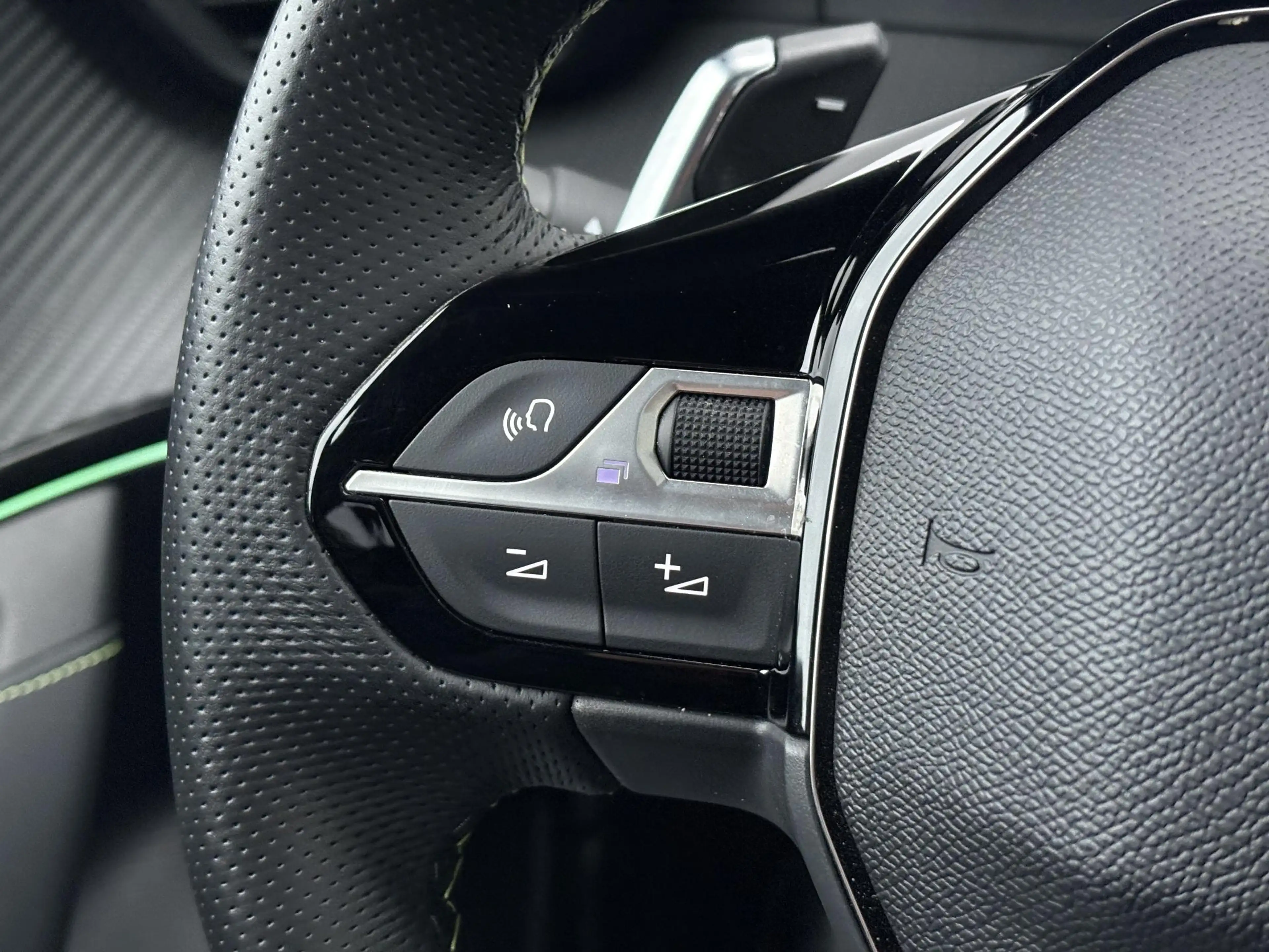 Peugeot 2008 1.2 Hybrid 136 GT | Panoramadak | Adaptive Cruise — photo 15
