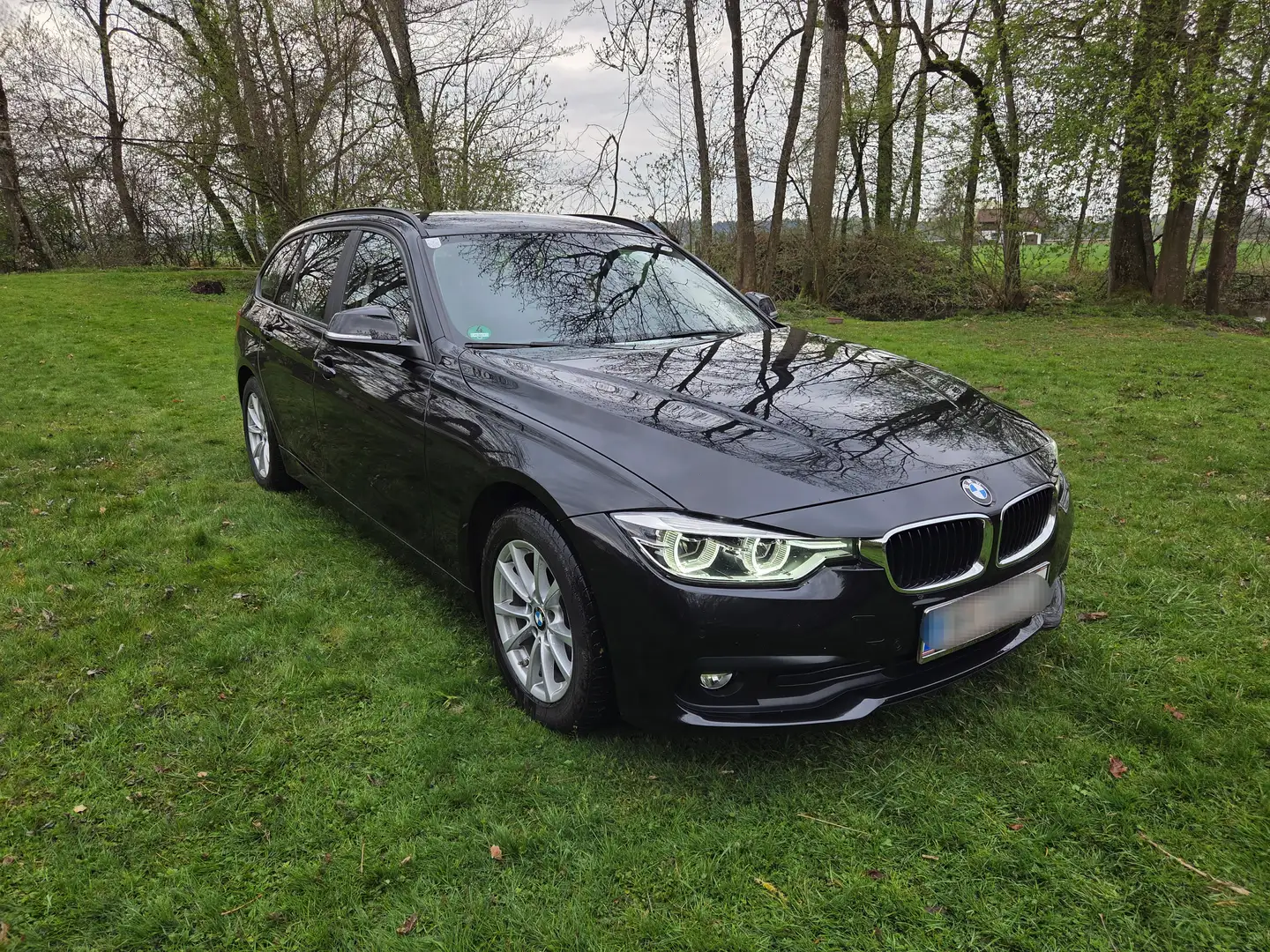 BMW 318 318d Touring Advantage Aut. Schwarz - 2