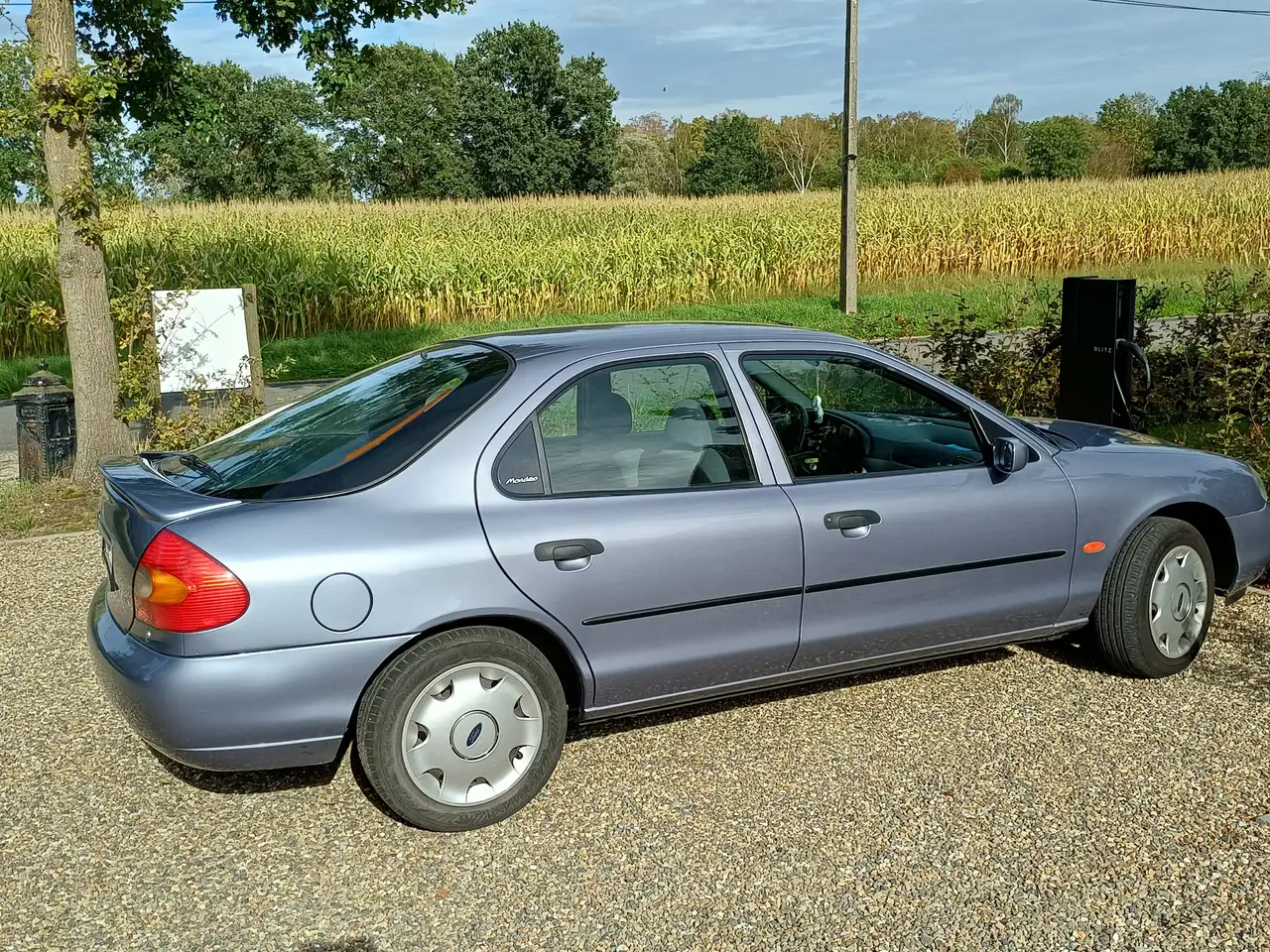 Ford Mondeo 1.8 Turbo CLX, foto 1