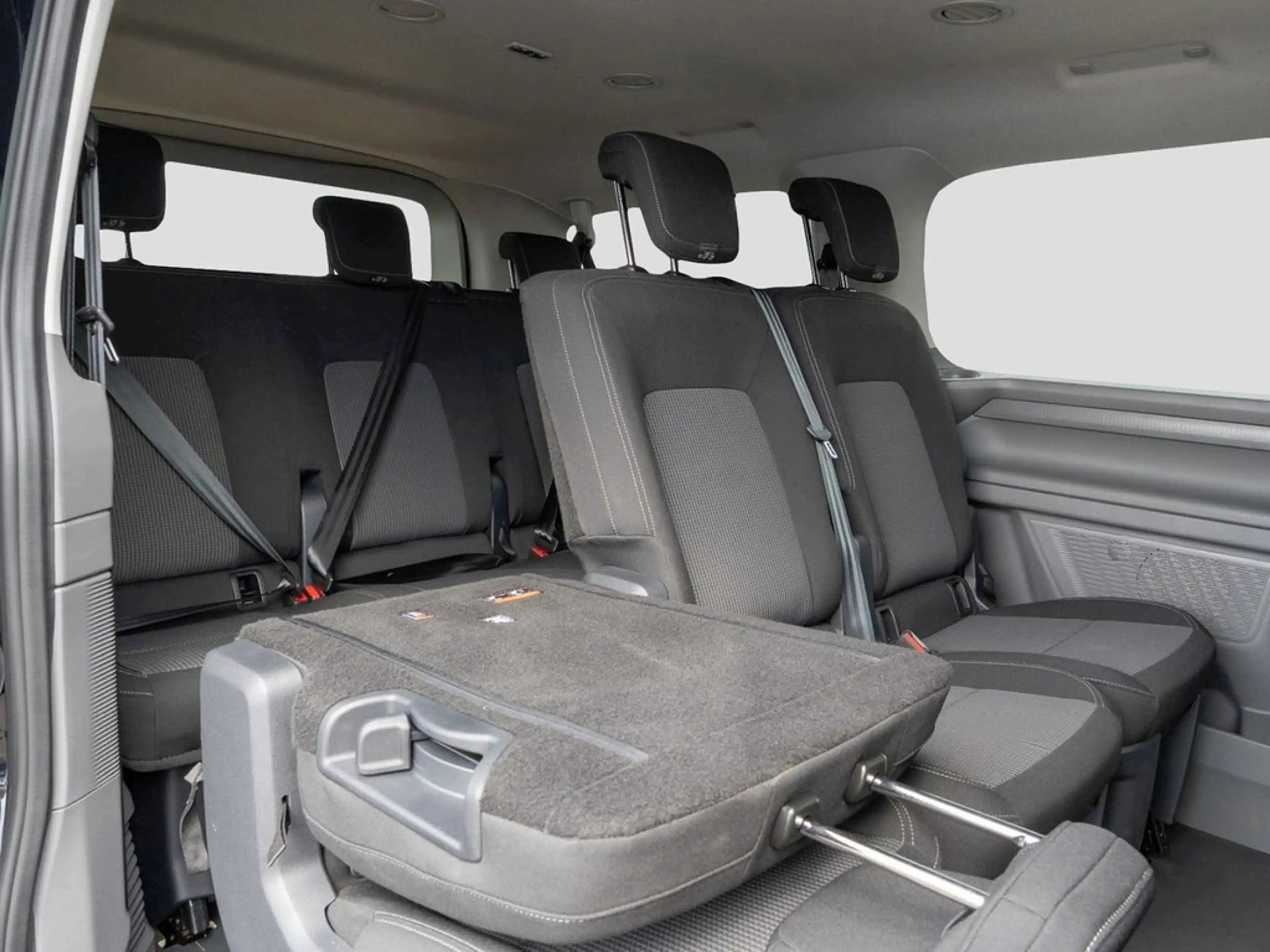 Volkswagen T7 Caravelle 2.0 TDI DSG IQ Light, Rear-View — photo 11