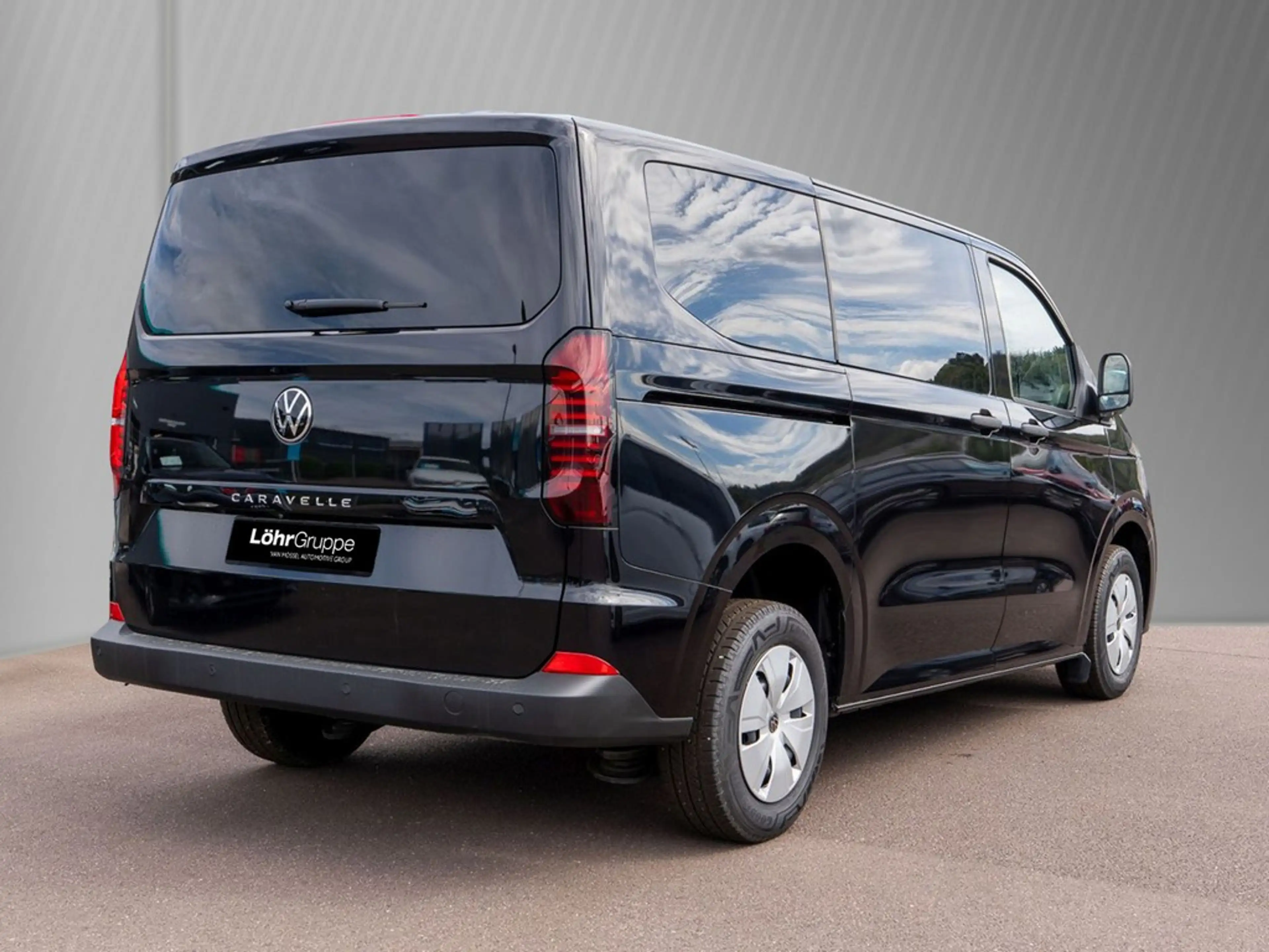 Volkswagen T7 Caravelle 2.0 TDI DSG IQ Light, Rear-View — photo 4