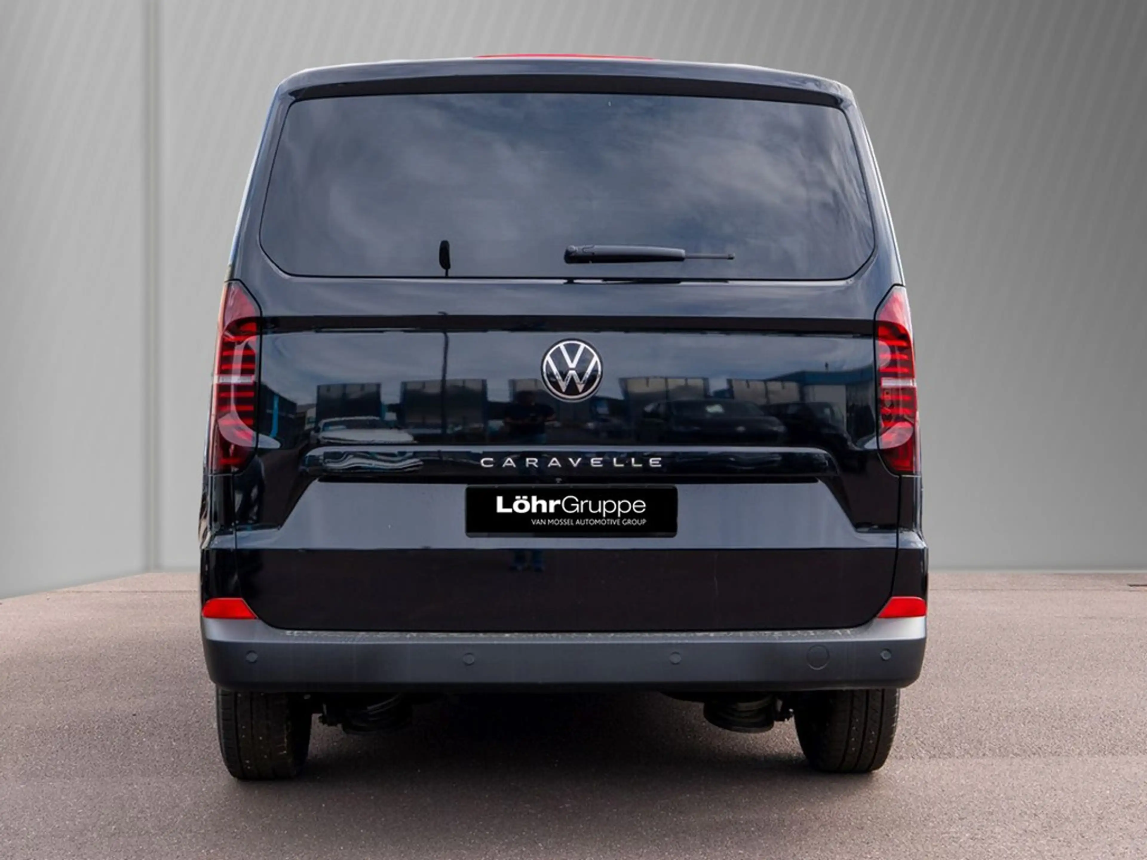 Volkswagen T7 Caravelle 2.0 TDI DSG IQ Light, Rear-View — photo 5