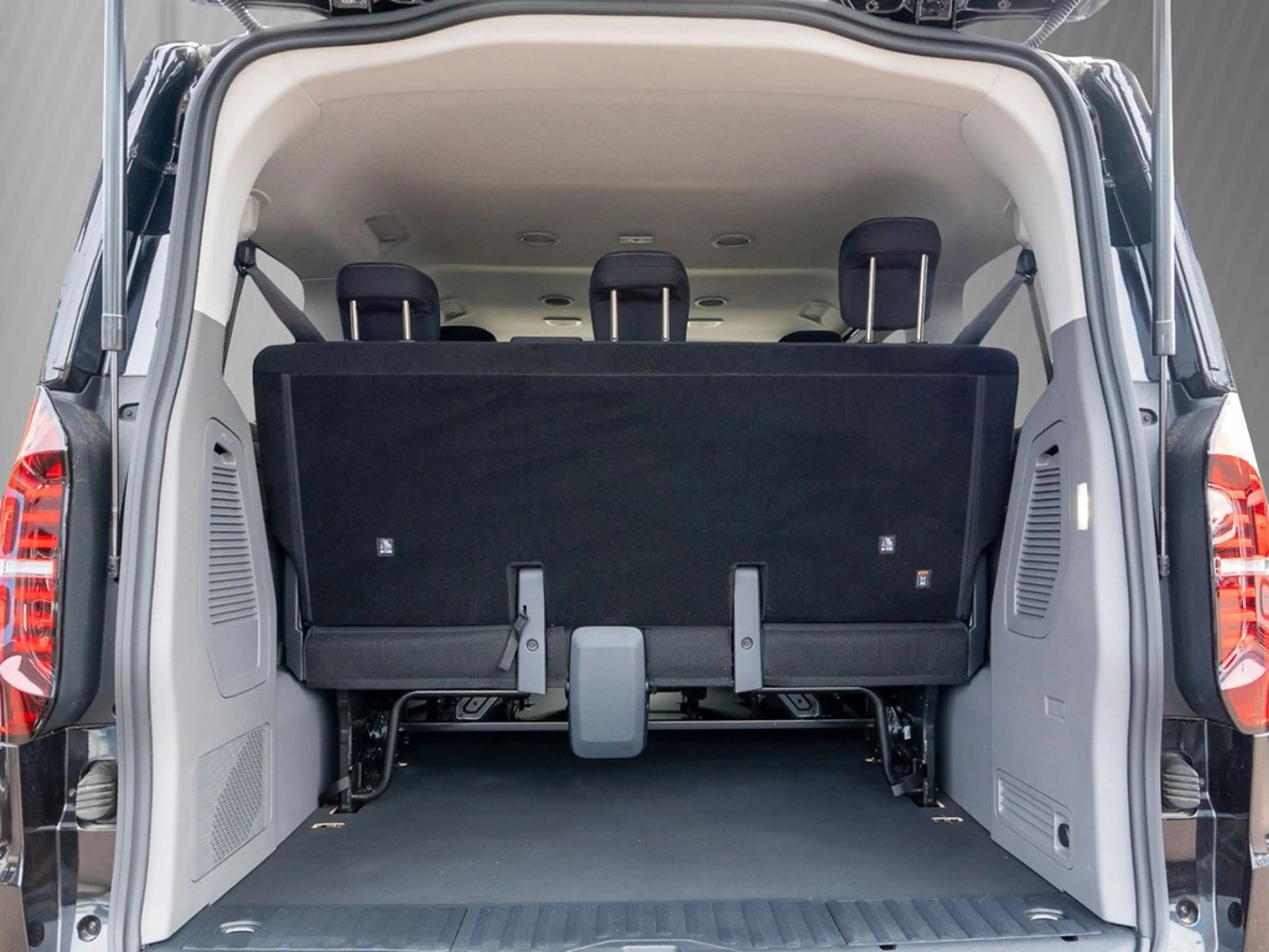 Volkswagen T7 Caravelle 2.0 TDI DSG IQ Light, Rear-View — photo 7