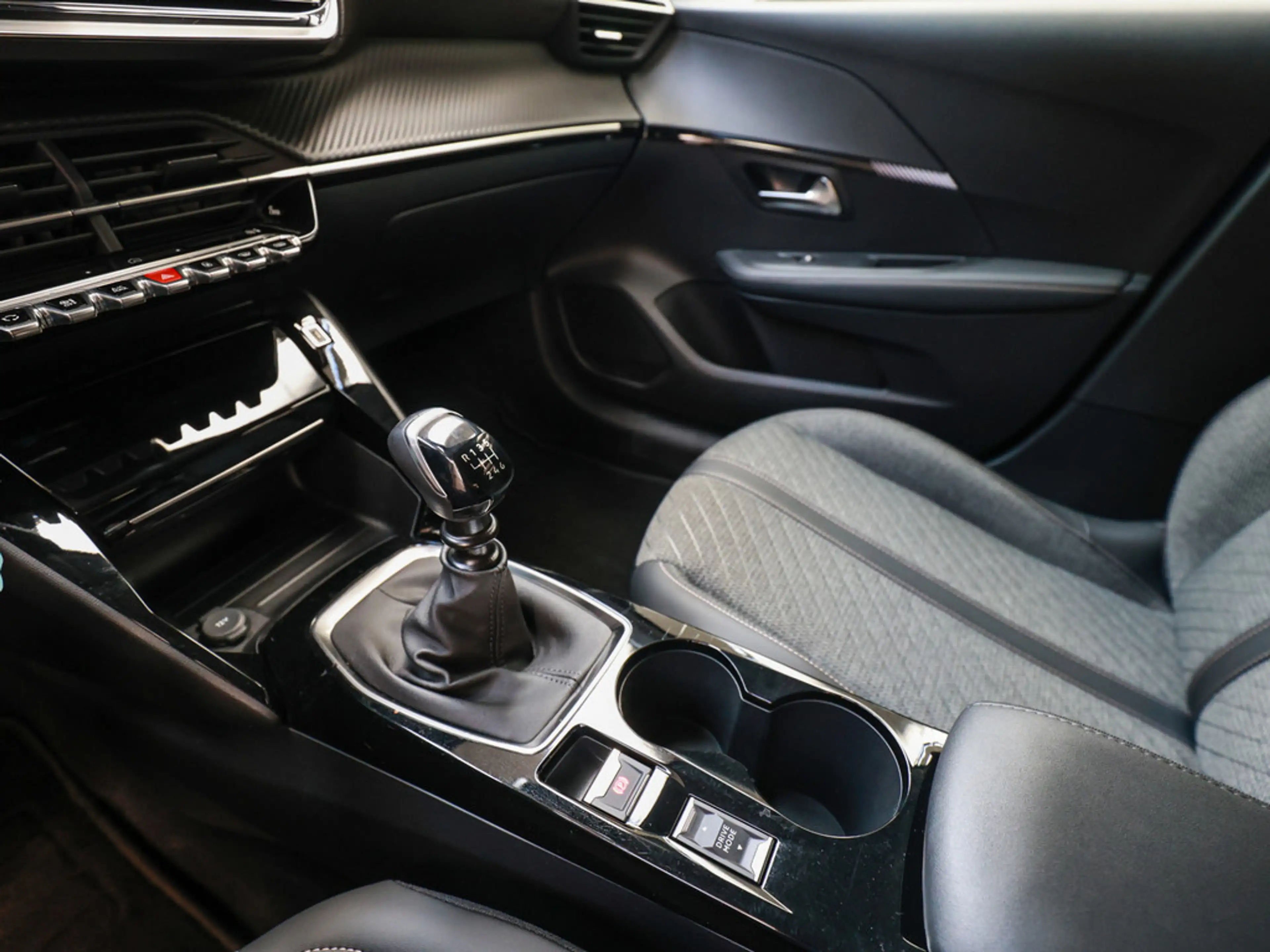 Peugeot 208 Allure PureTech 100 LED SPURH. SHZ KLIMA — photo 15