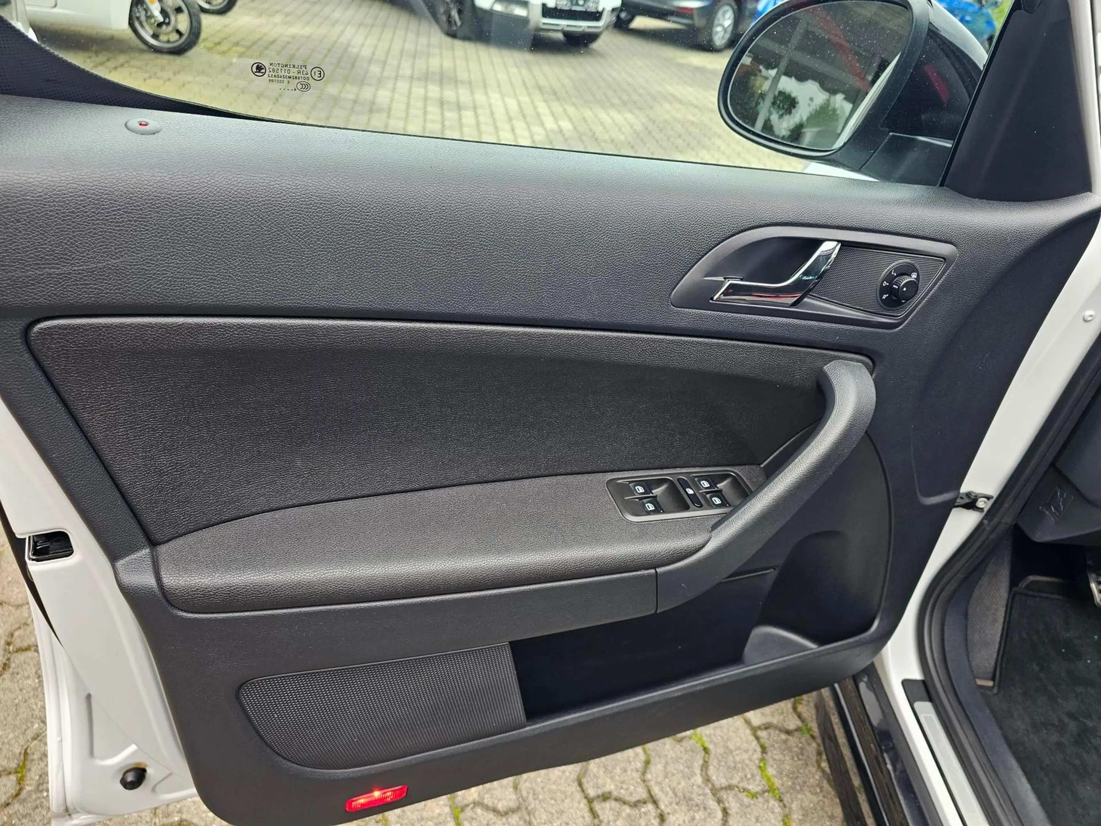Skoda Yeti 2.0 TDI MONTE CARLO+STANDHEIZUNG+AHK+2.HAND — photo 13
