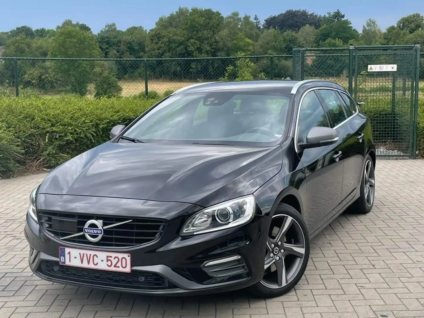 Volvo V60 T6 AWD Momentum R-Design Zwart - 1