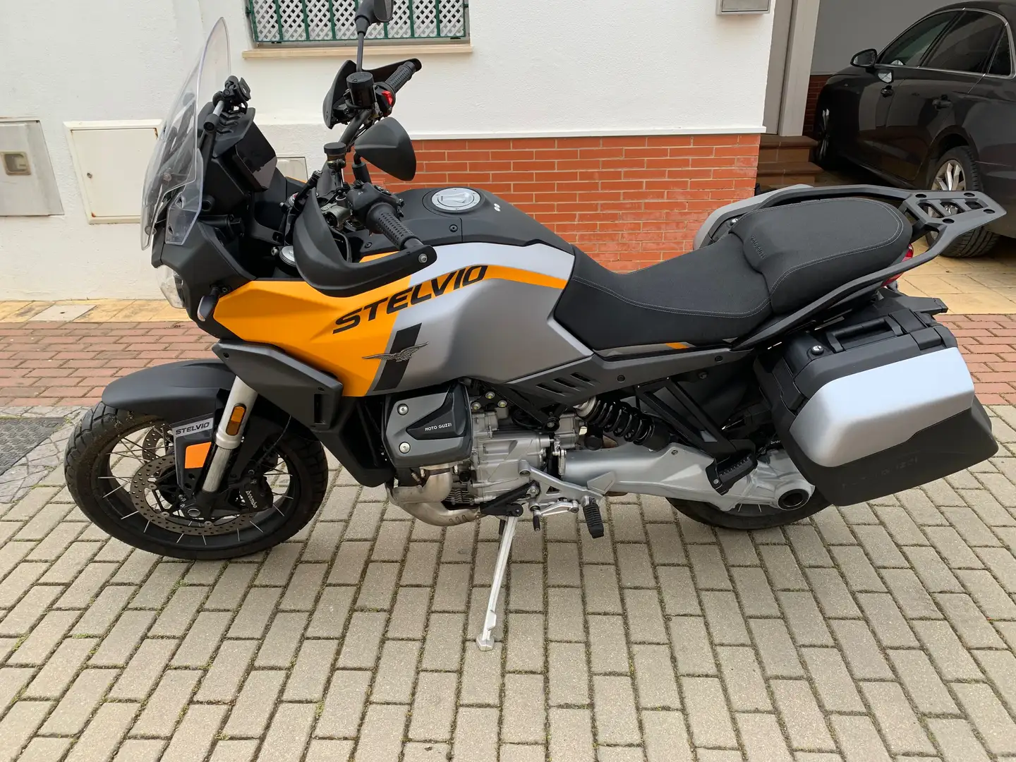 Moto Guzzi Stelvio 1100 Plateado - 2
