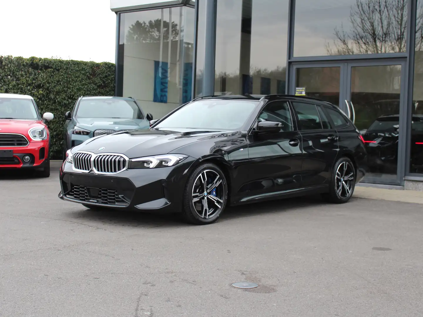 BMW 330 i Touring M Sport / CAM / ADAPT CRUI / HIFI / LANE Fekete - 2