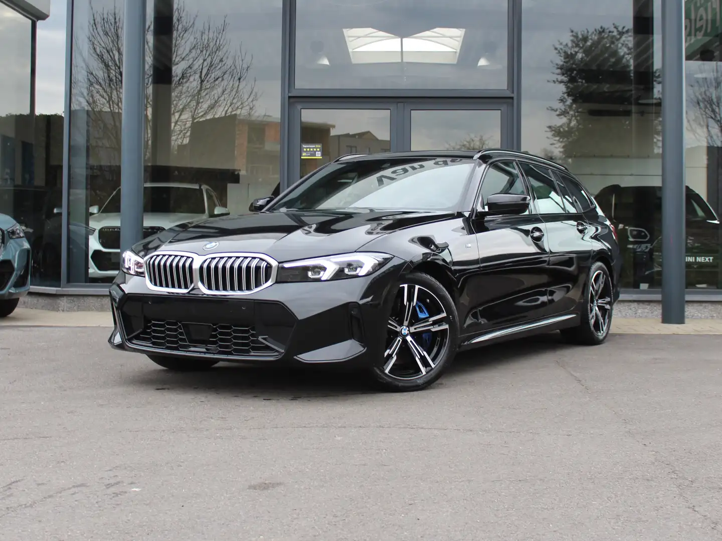 BMW 330 i Touring M Sport / CAM / ADAPT CRUI / HIFI / LANE Fekete - 1
