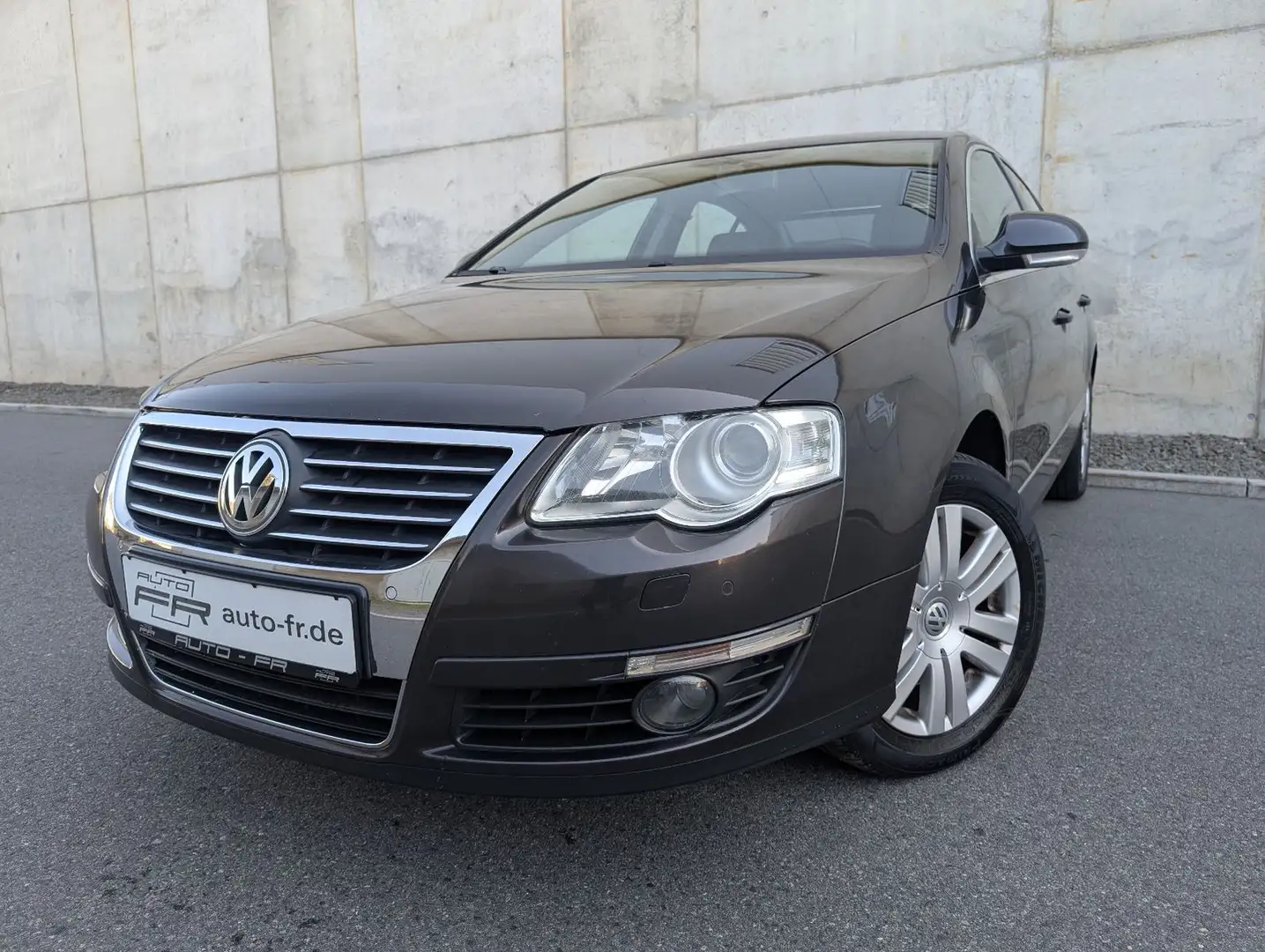 Volkswagen Passat Lim. Highline 2,0 FSI Benzin 2.Hand Navi Коричневый - 2