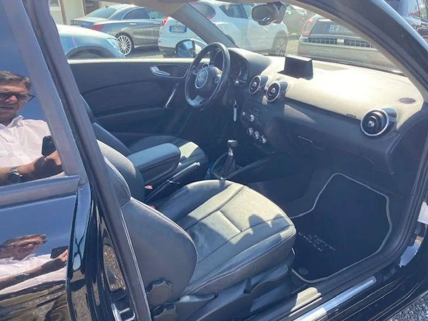 Audi A1 1.6 TDI Attraction Zwart - 2