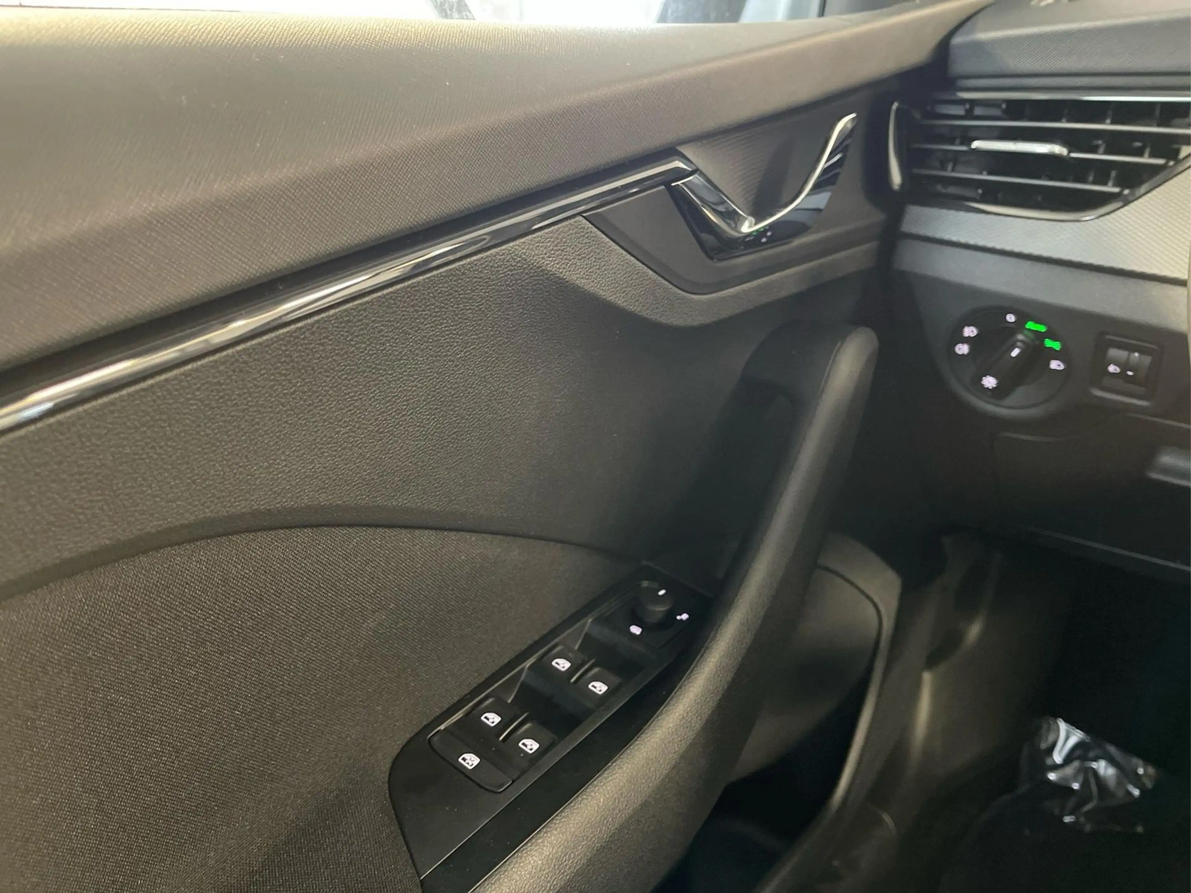 Skoda Kamiq 1.0 TSI DSG AHK+Alu16+Sitzheizung+AppCo... — photo 9
