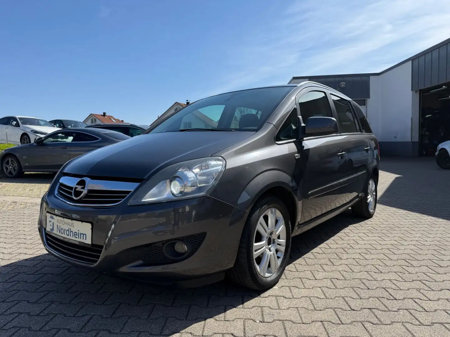 Opel Zafira B 1.8 Family Plus Klimaautomatik/Navi/EU5 Grau - 1
