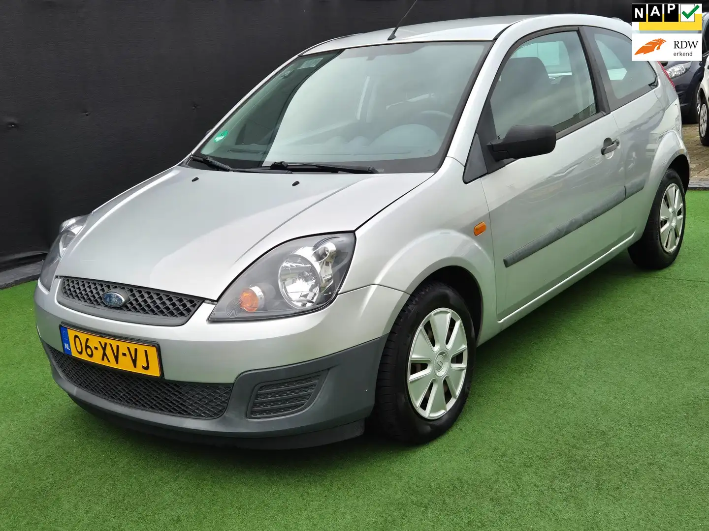 Ford Fiesta 1.3-8V Cool & Sound AIRCO NAP! Grijs - 1