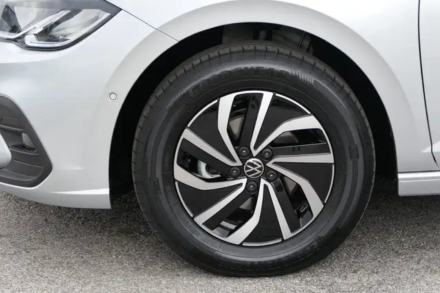 Volkswagen Polo view 3