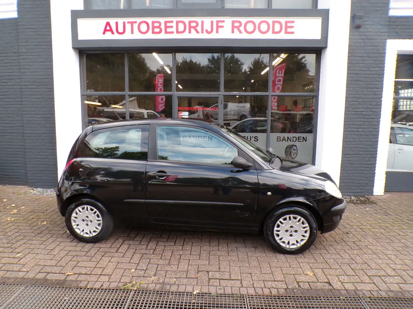 Lancia Ypsilon 1.2 NIEUWE APK,AIRCO !!! Zwart - 1