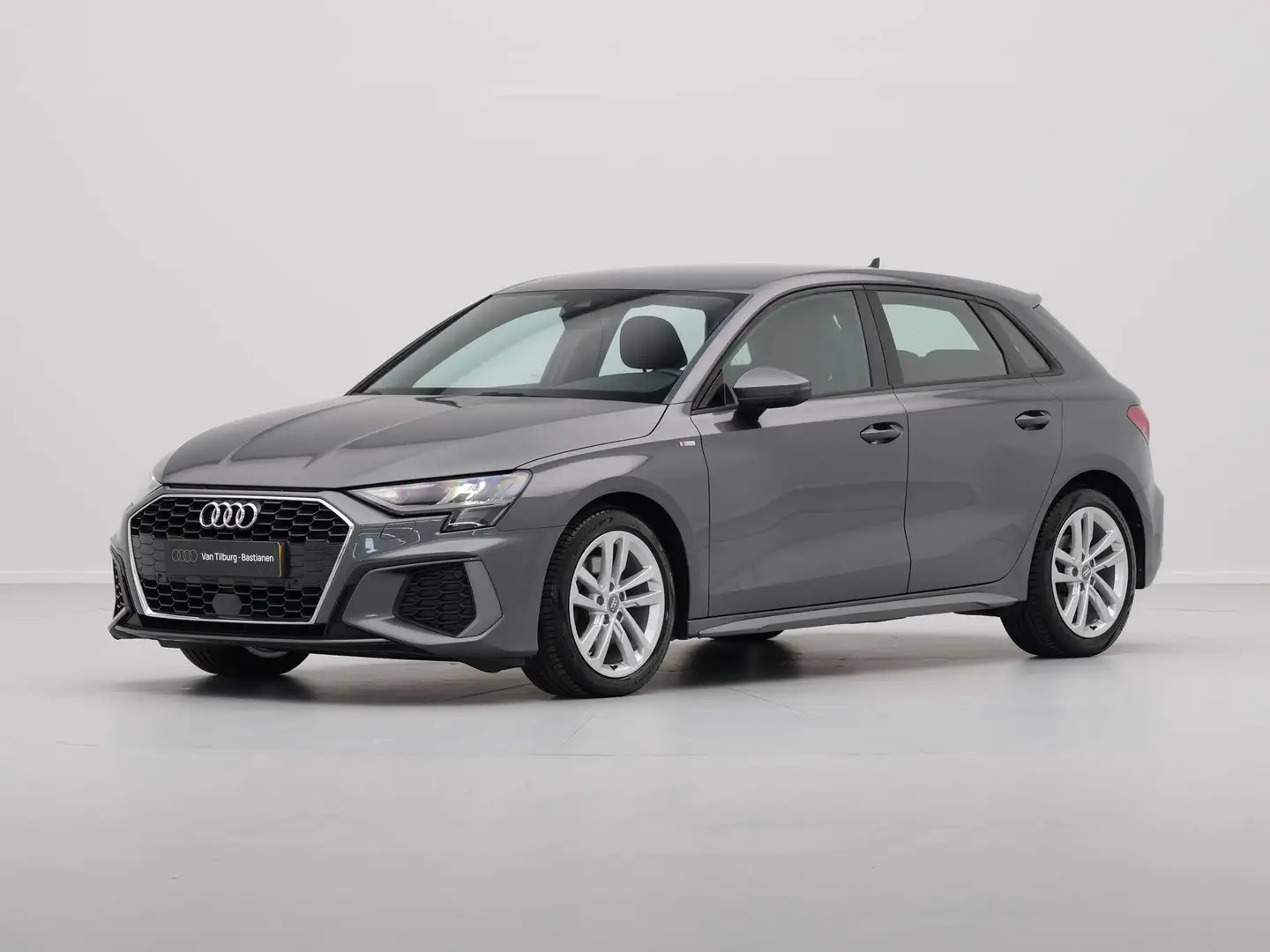 Audi A3 Sportback 35 TFSI 150pk S-Line edition Navigatie P Grijs - 2