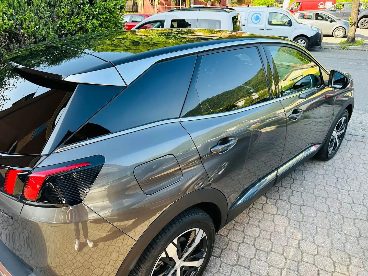 Peugeot 3008 1.5 bluehdi GT Line s Grau - 2