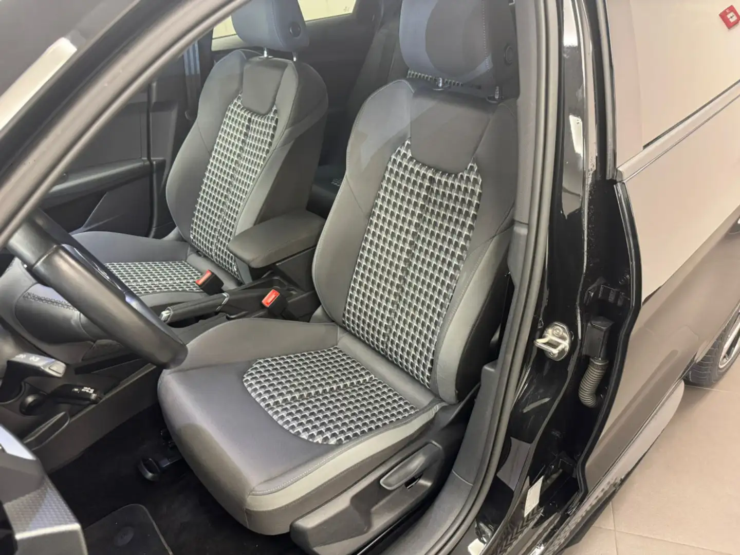Audi A1 Sportback S line 30 TFSI 110 PS 6 Vitesses Noir - 2