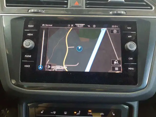 Volkswagen Tiguan view 4