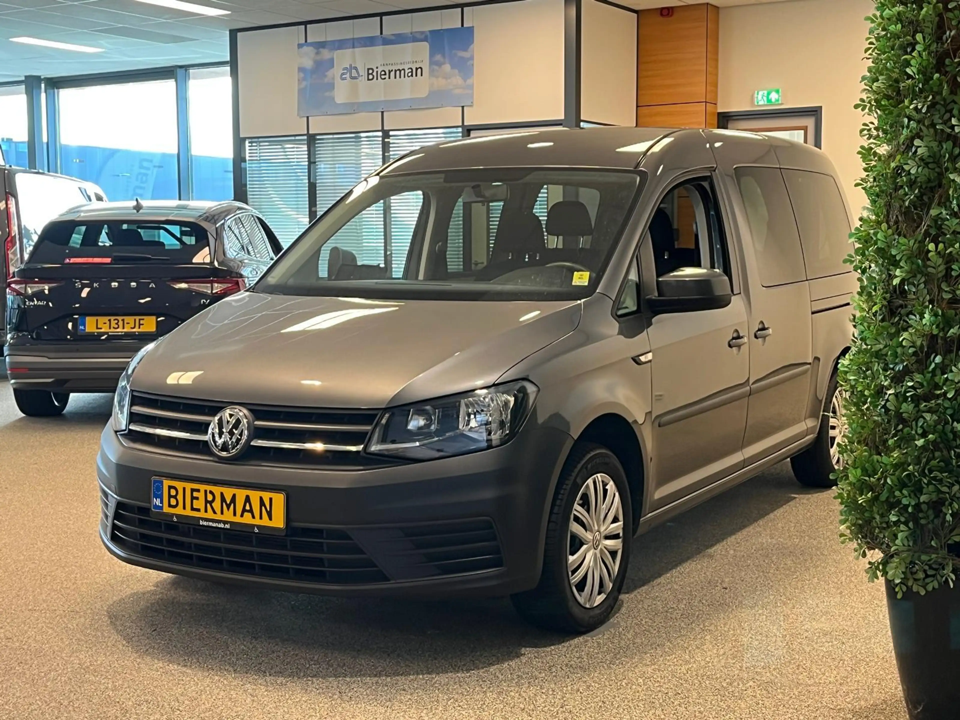 Volkswagen Caddy Maxi Rolstoelauto 5+1 incl. bodyguard + lier — photo 13