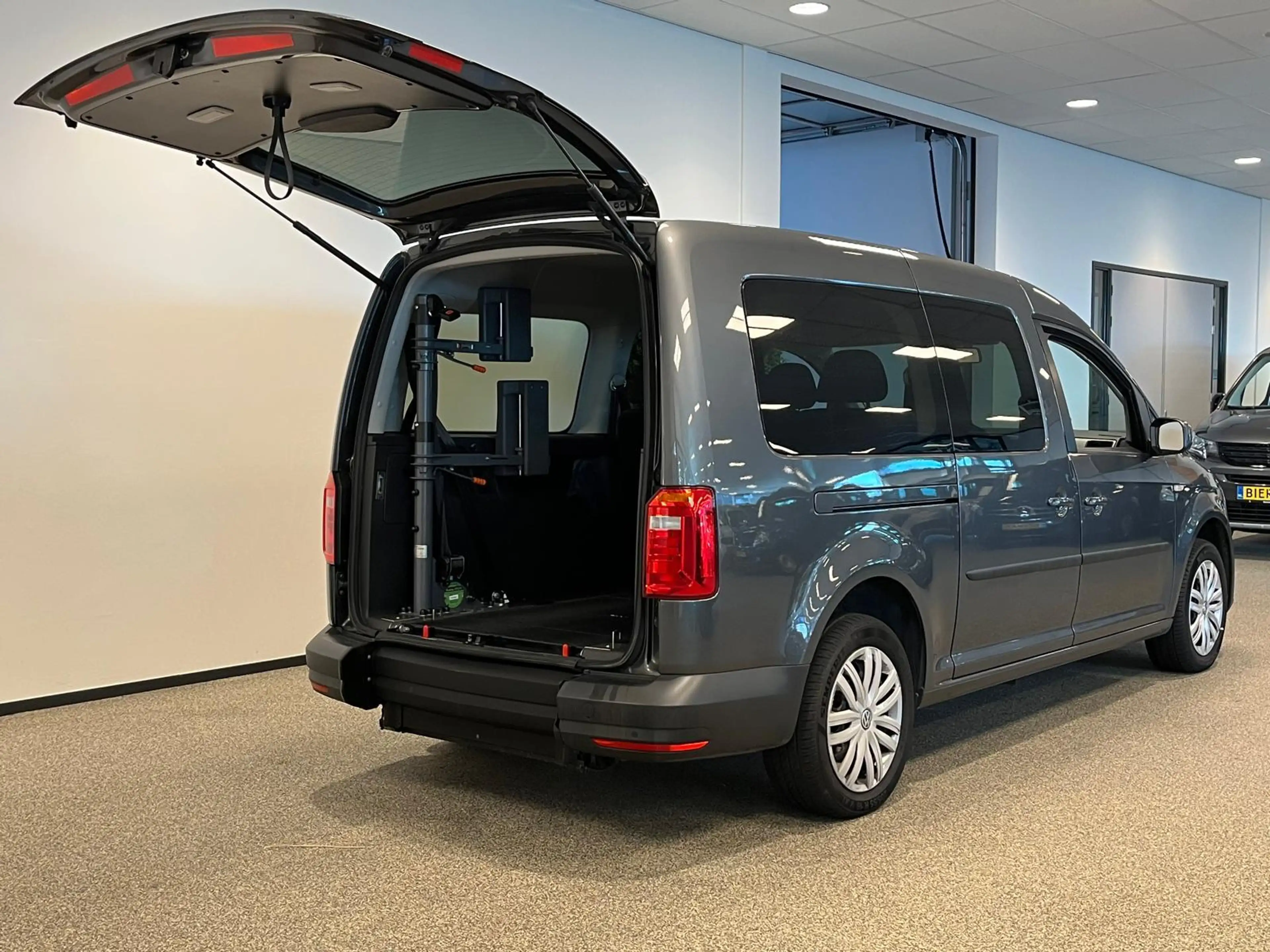 Volkswagen Caddy Maxi Rolstoelauto 5+1 incl. bodyguard + lier — photo 8