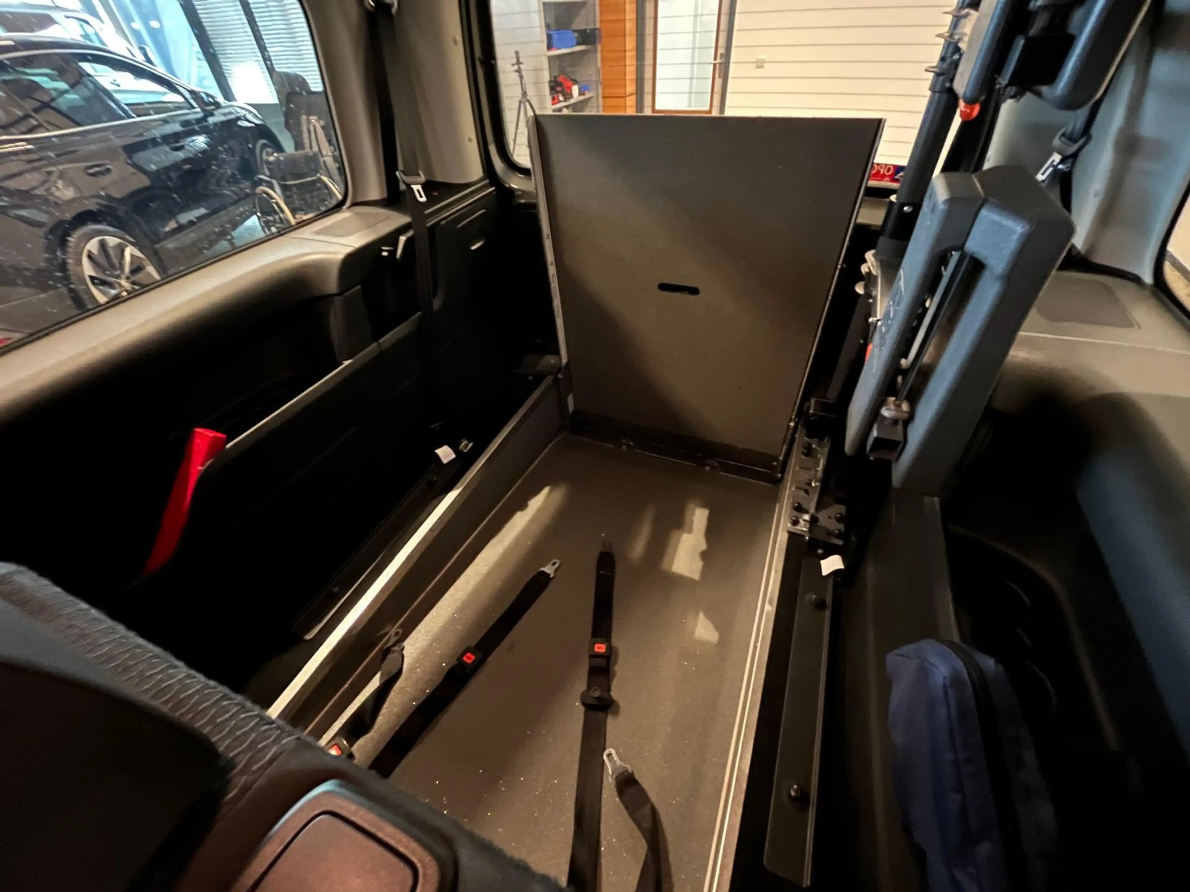 Volkswagen Caddy Maxi Rolstoelauto 5+1 incl. bodyguard + lier — photo 5